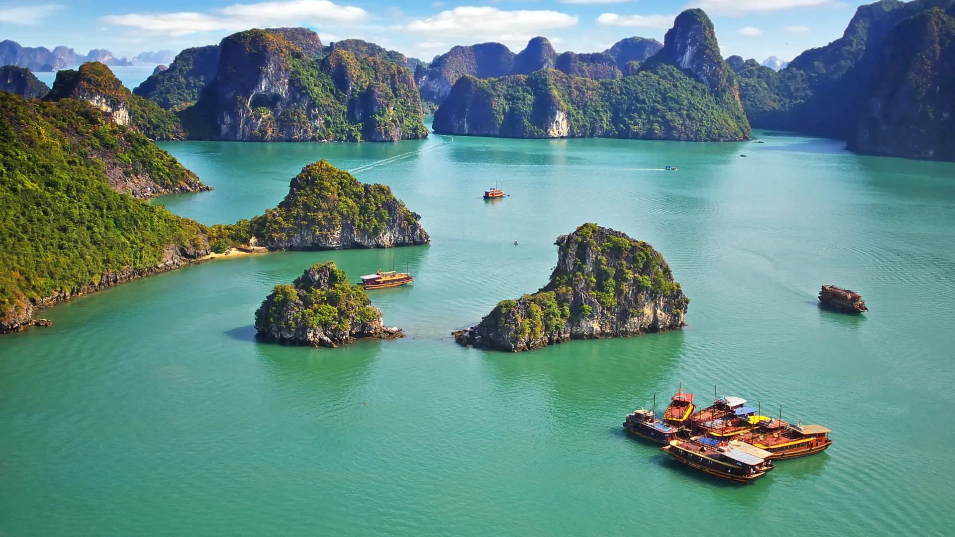 Ha Long Bay - Denne bugt er et af de smukkeste naturområder i Vietnam. I sejler med junke rundt mellem hundredvis af kalkstensbjerge og overnatter ombord i private kahytter, Check Point Travel