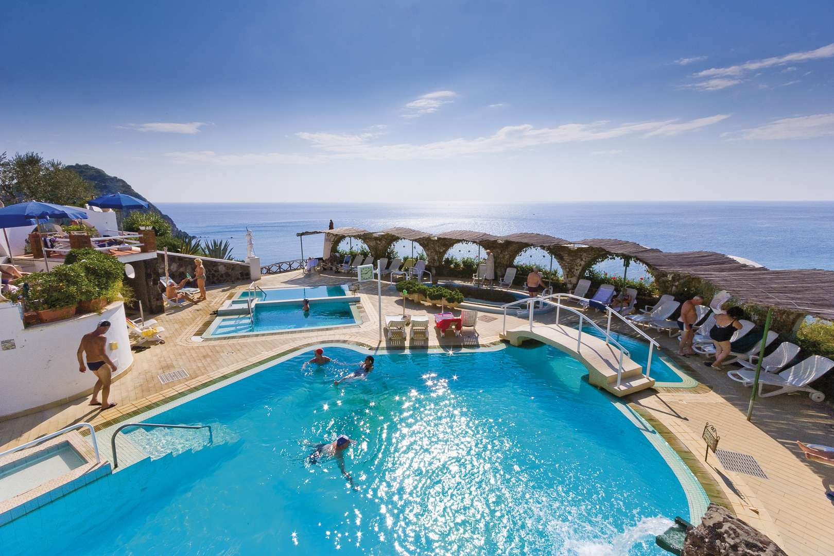 Ischia er en vulkansk øy. Prøv de varme badene i Parco Termale Tropical i Sant'Angelo