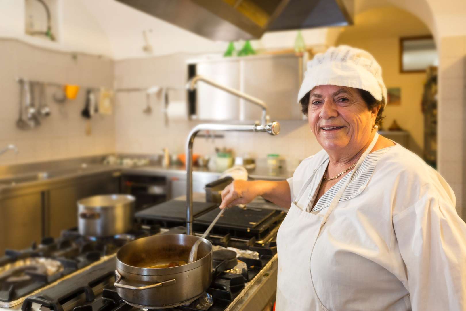 Det er Gennaros mor og tante som styrer kjøkkenet. Og de gjør det BRA!