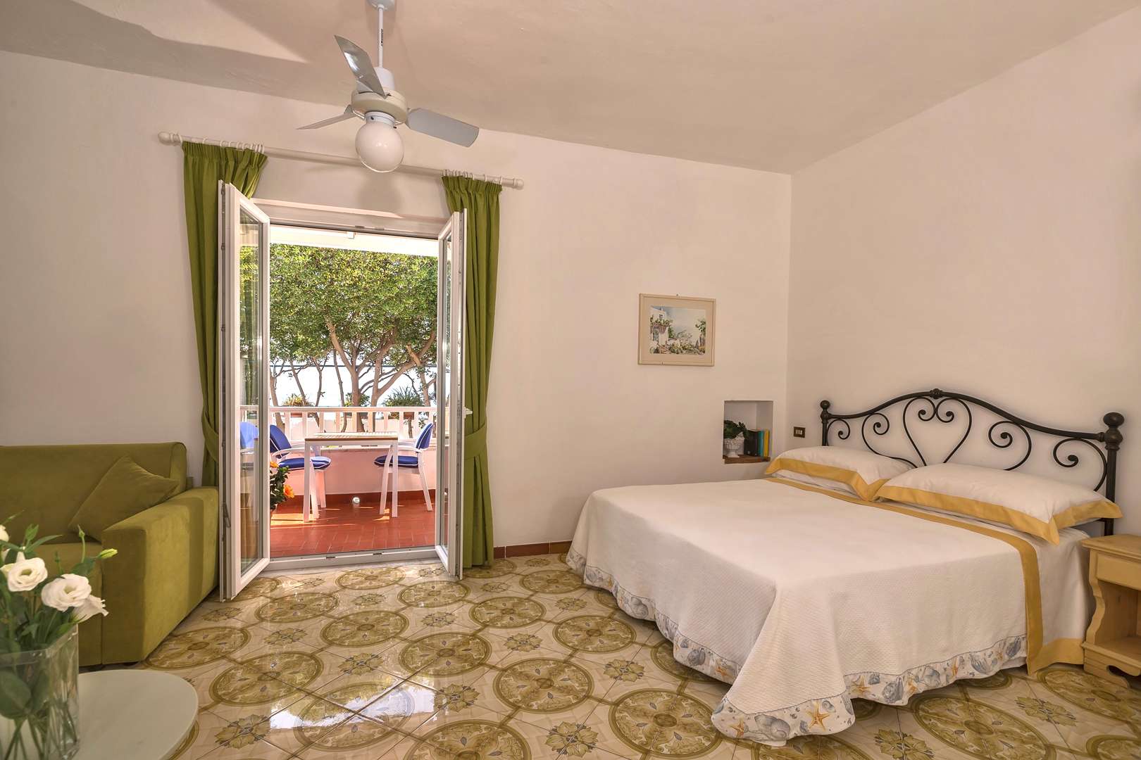 Du bor i utgangspunktet i et koselig rom med veranda. Stilen er klassisk italiensk. Du kan oppgradere og få havutsikt.