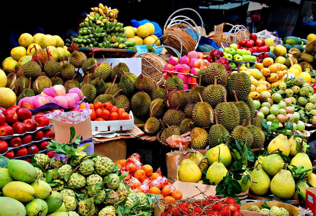 Vietnam_Asian market exotic fruits_49865191.jpg