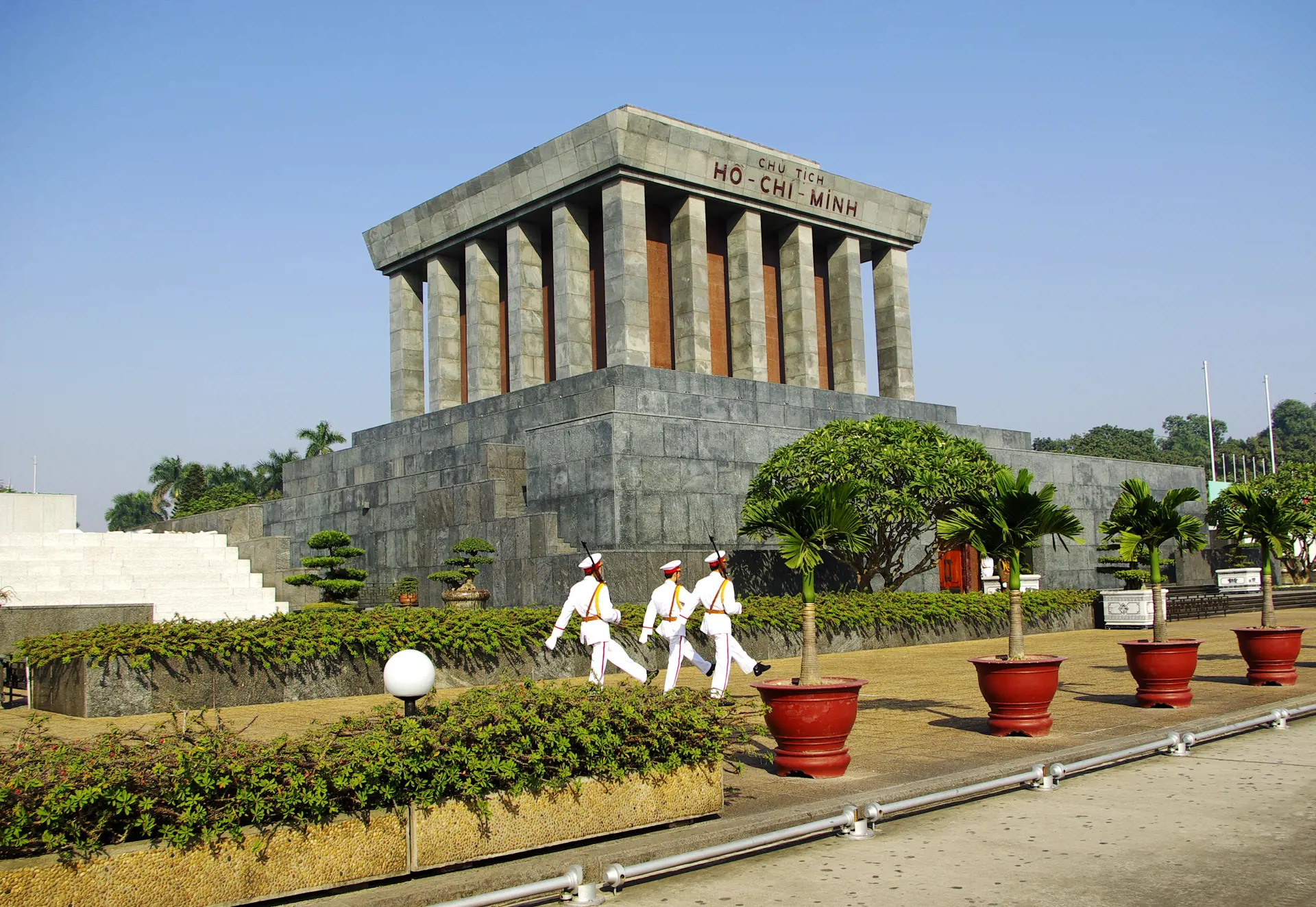 Ho Chi Minhs mausoleum, Hanoi.jpg