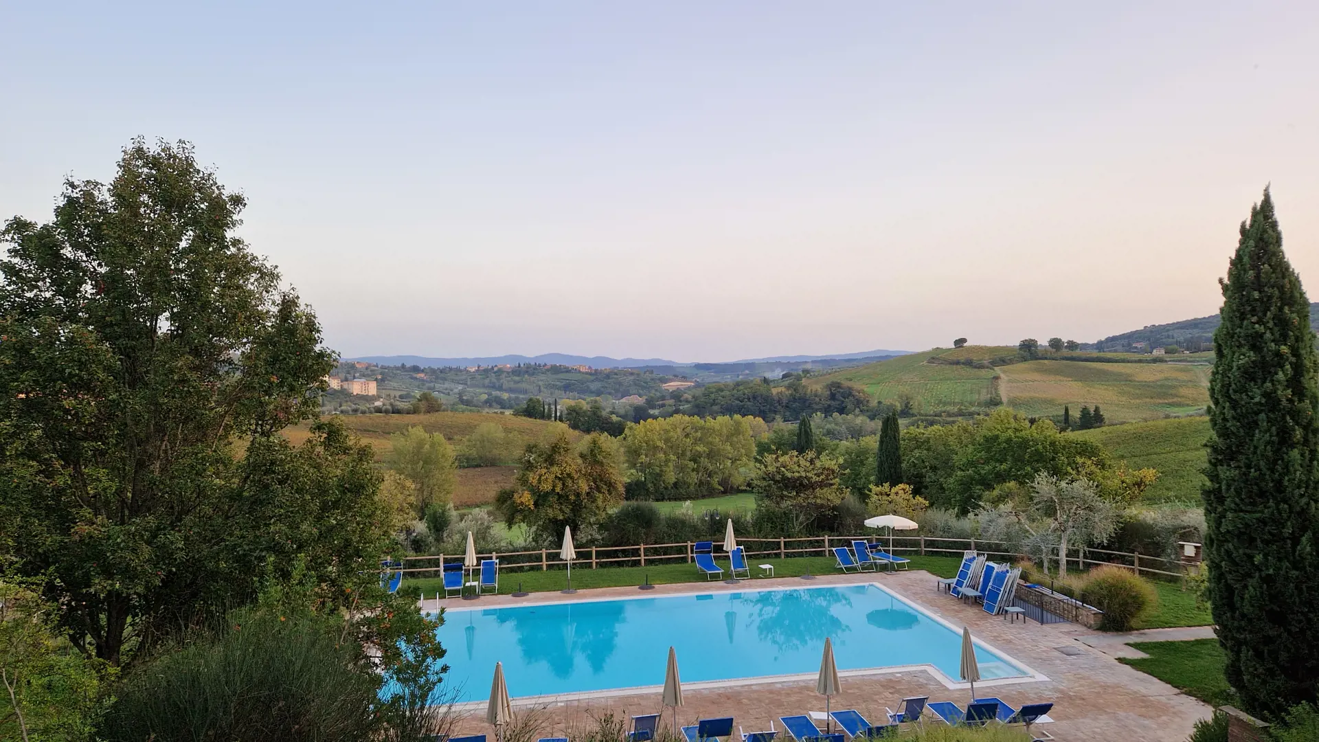 Fra bassenget på Villa Ducci er det en himmelsk utsikt.