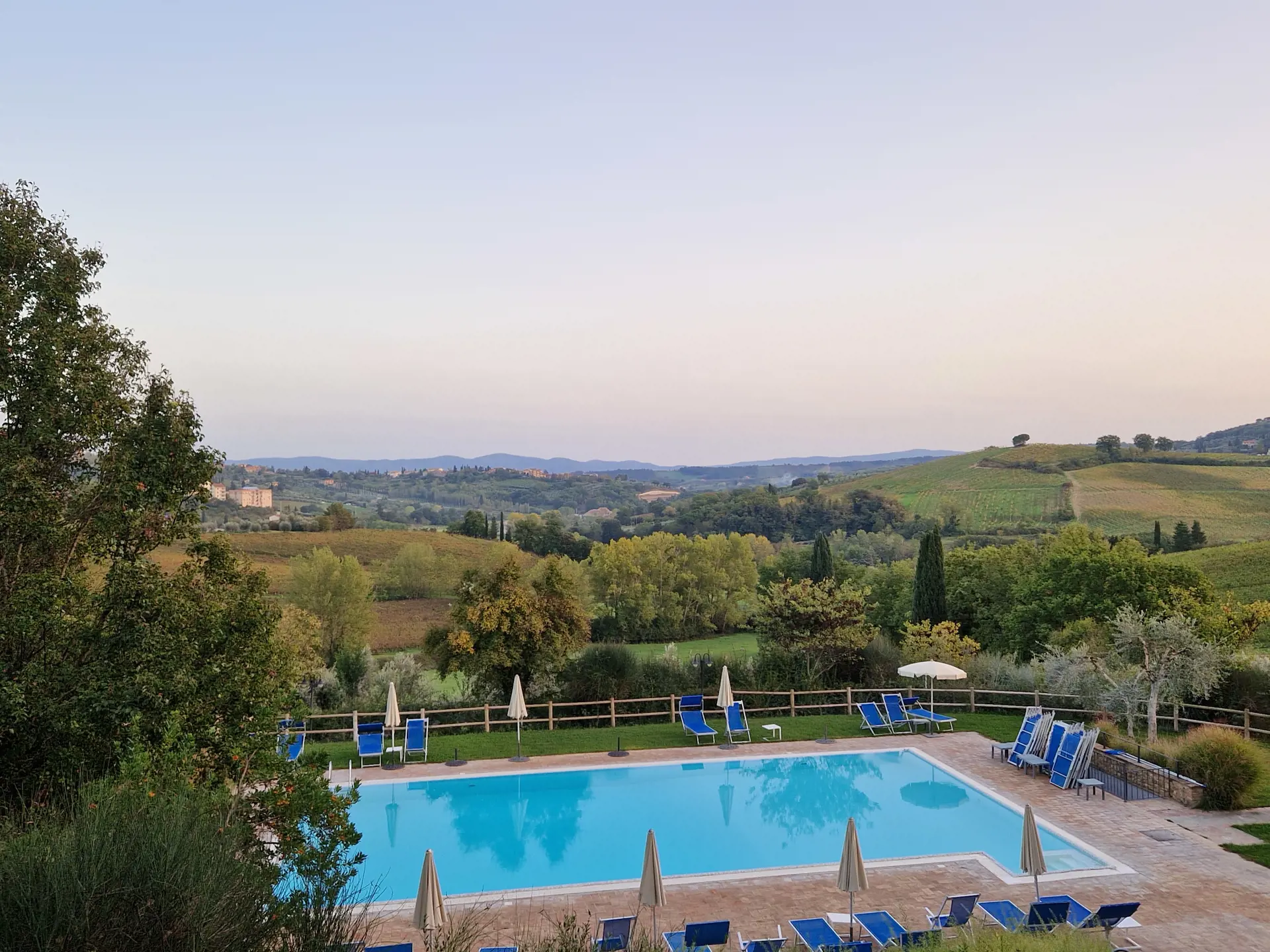 Fra bassenget på Villa Ducci er det en himmelsk utsikt.