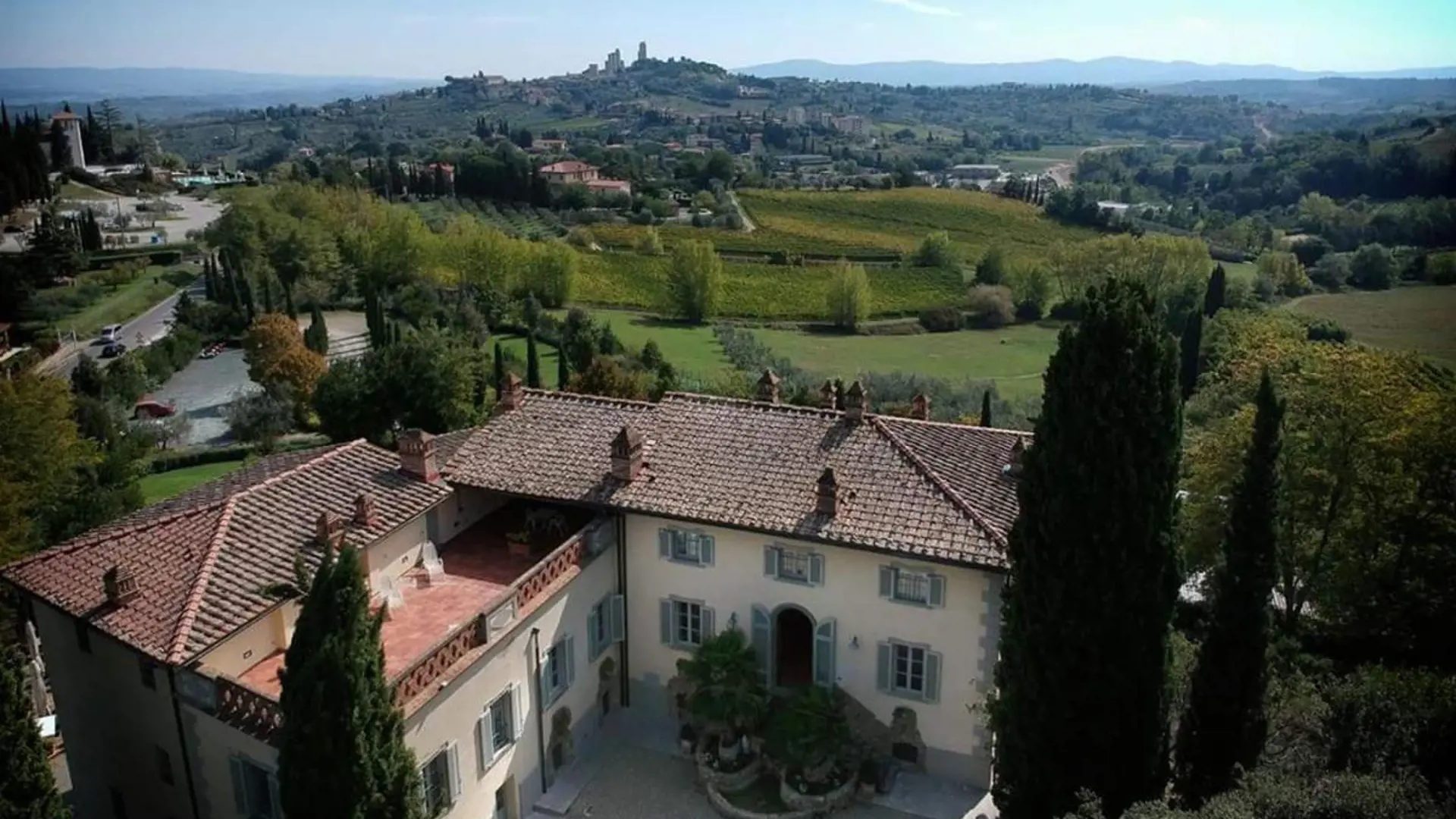 Ditt hotell i Toscana ligger like utenfor San Gimignano og har den fineste utsikten over byen.
