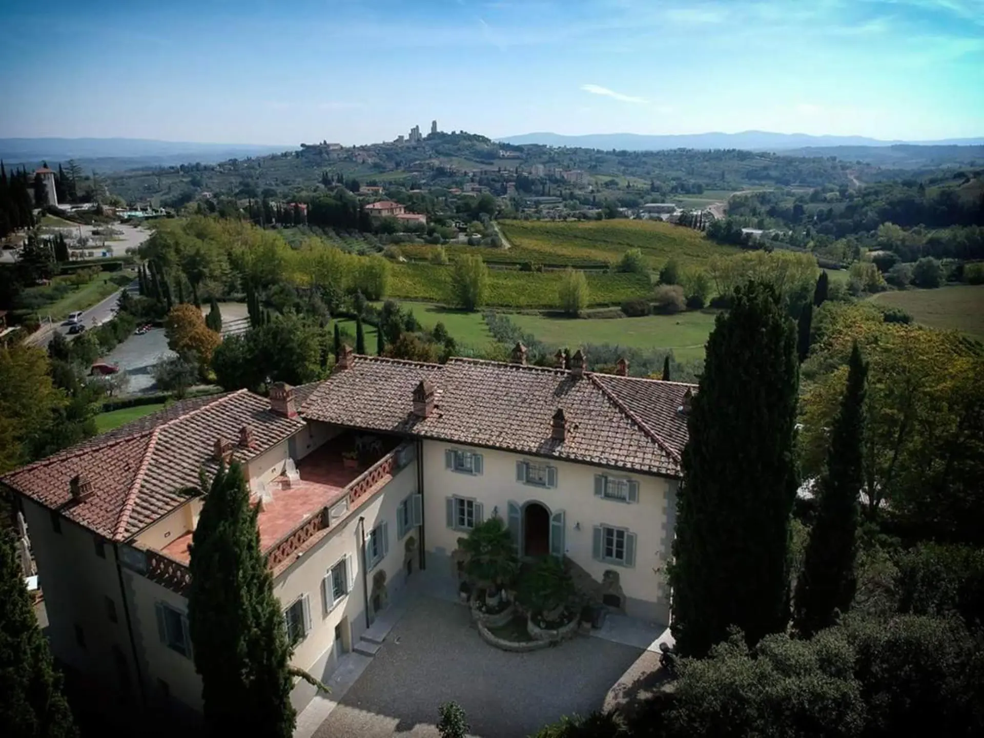 Ditt hotell i Toscana ligger like utenfor San Gimignano og har den fineste utsikten over byen.