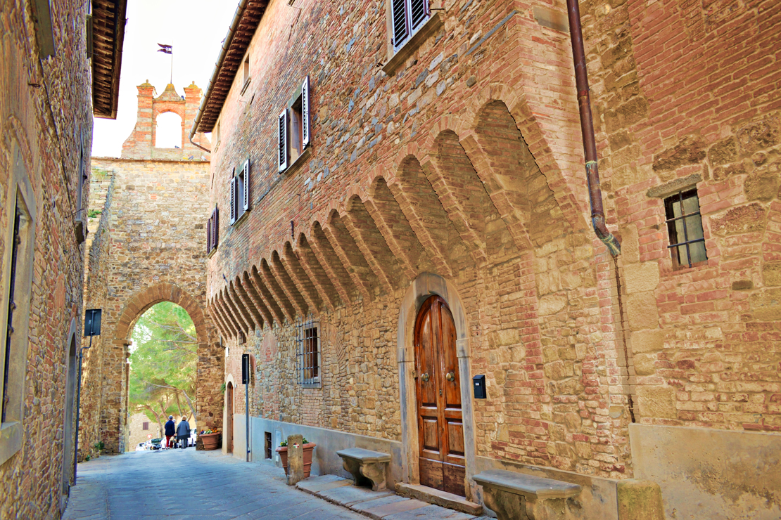 Shutterstock 1677357703 Et Glimt Af Gaderne I Den Gamle Middelalderby Barberino Val D'elsa