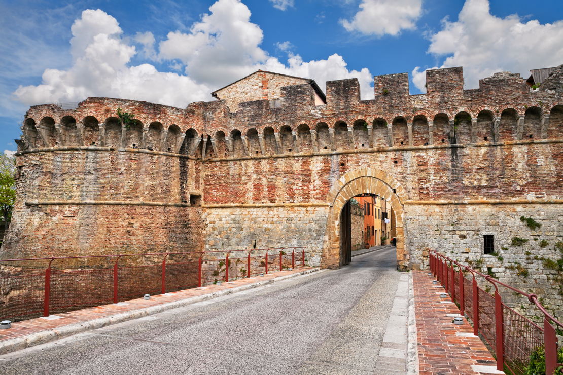Shutterstock 1785036779 Porten Ind Til Den Gamle By Colle Di Val D'elsa