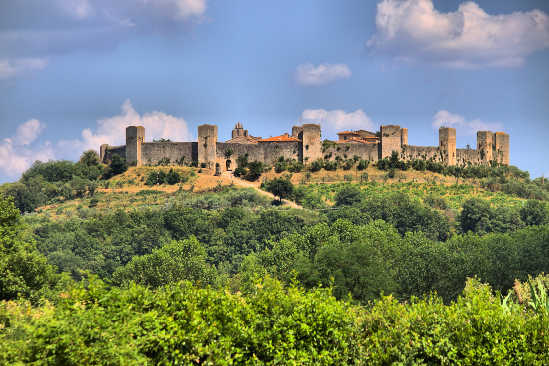 Shutterstock 1358027504 Monteriggioni Som Byen Tager Sig Ud, Når Man Nærmer Sig På Scooter
