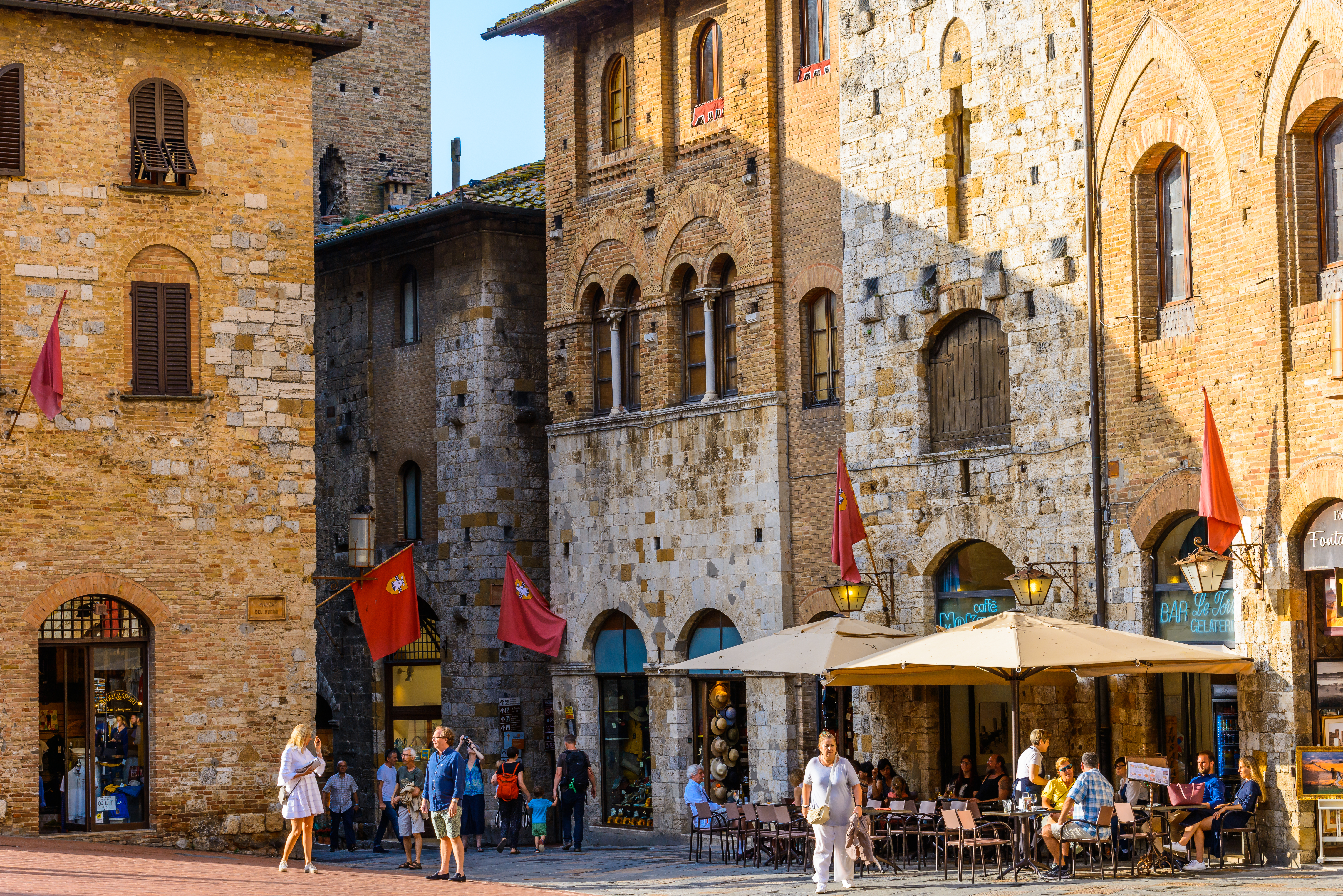 Shutterstock 1705616038 Hyggeligt Gadeliv Ved Piazza Del Duomo I San Gimingiano