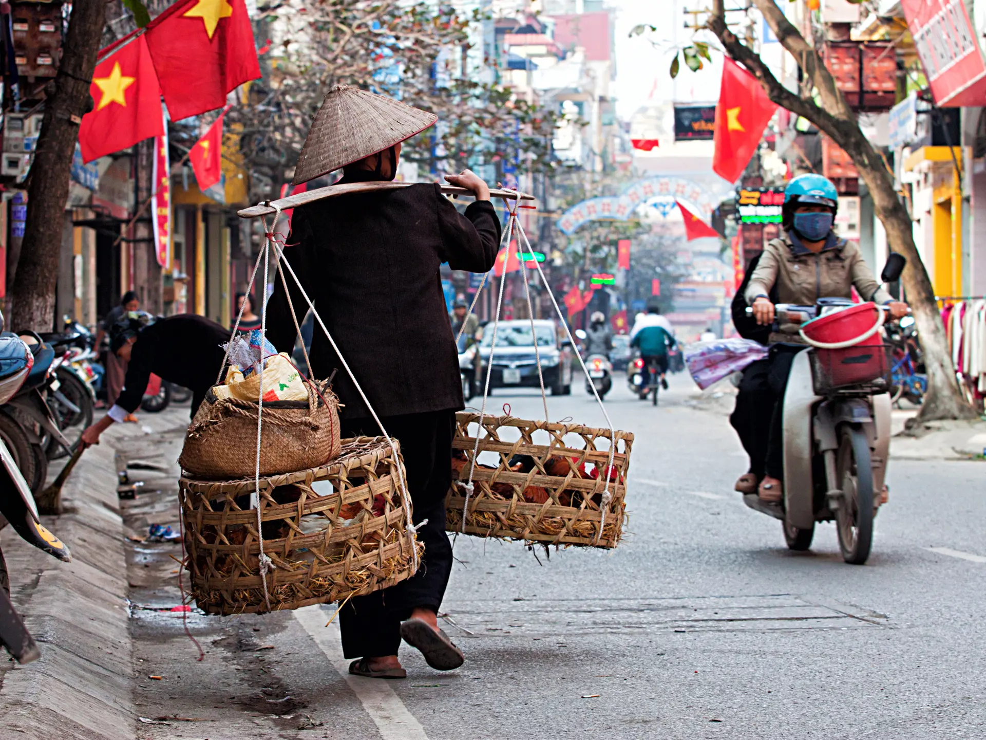 shutterstock_128096717 HANOI, VIETNAM - FEBRUARY 3 Unidentified vendor at the small market on February 3, 2013 in Hanoi, Vietnam..jpg