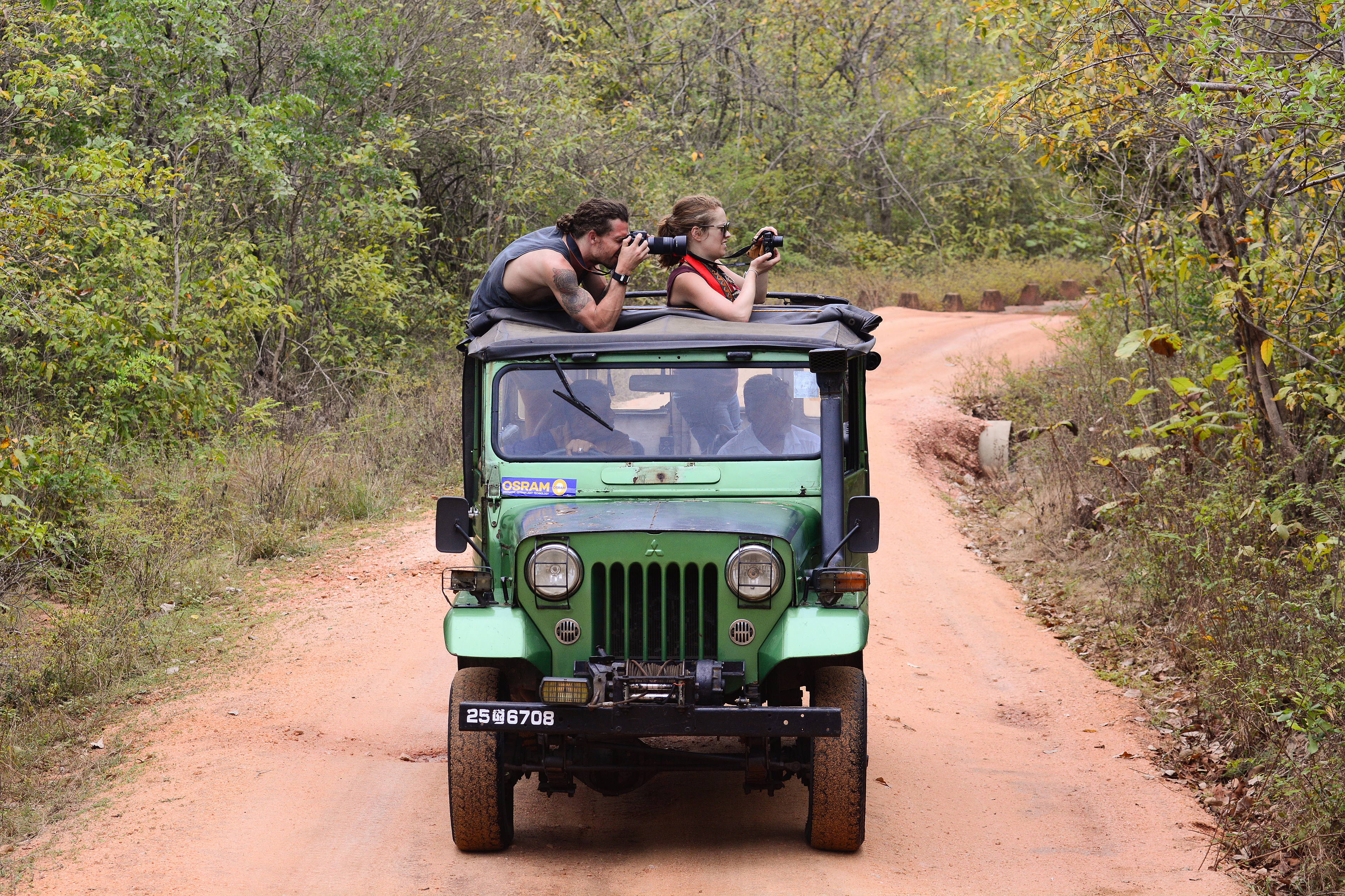 dag 5shutterstock_170093597 MINNERIYA, jeep in the Minneriya park that is famous for Elephant safari..jpg