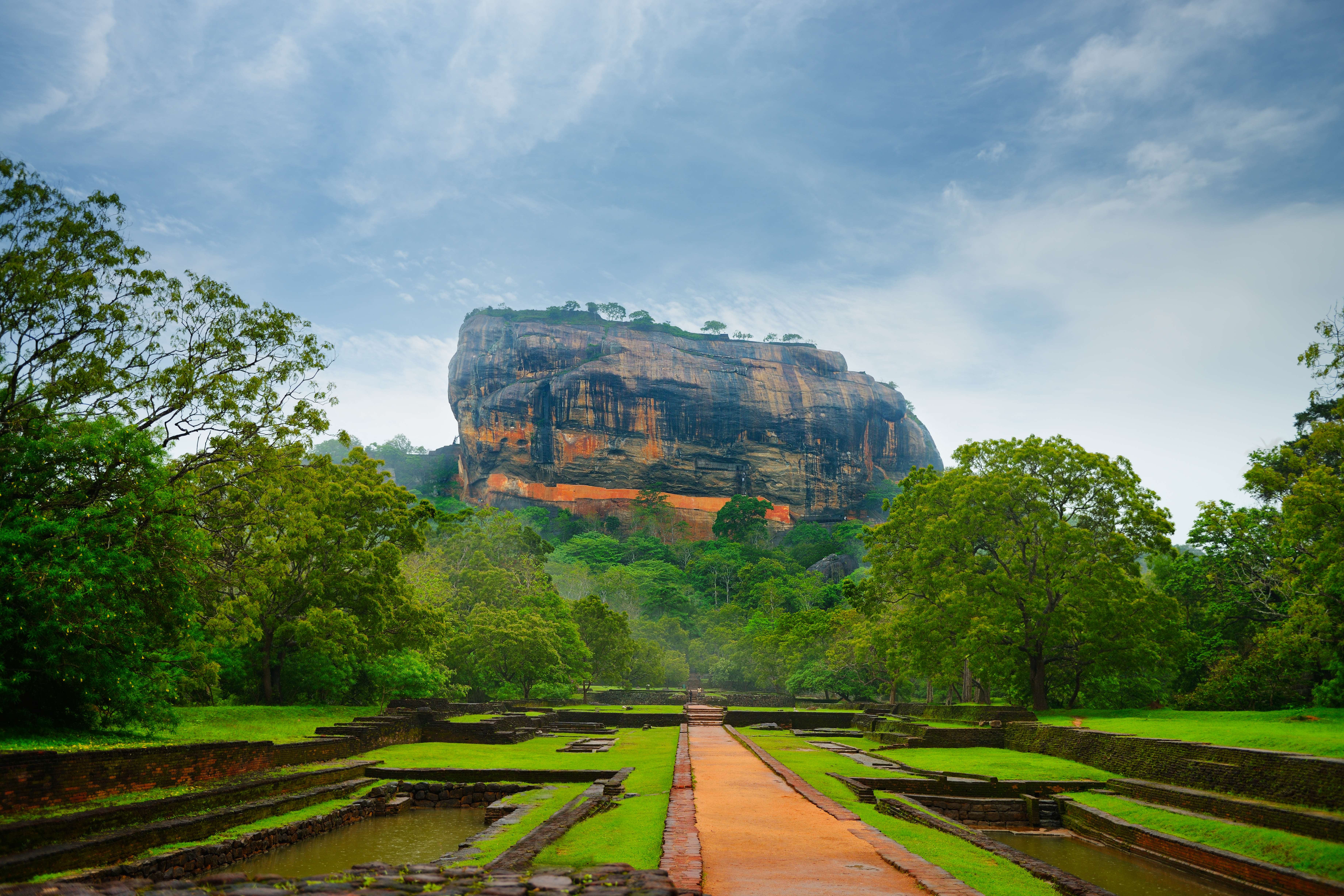 Sigiriya. Lion's rock. Place with a large stone and ancient rock fortress and palace ruin_124569751.jpg