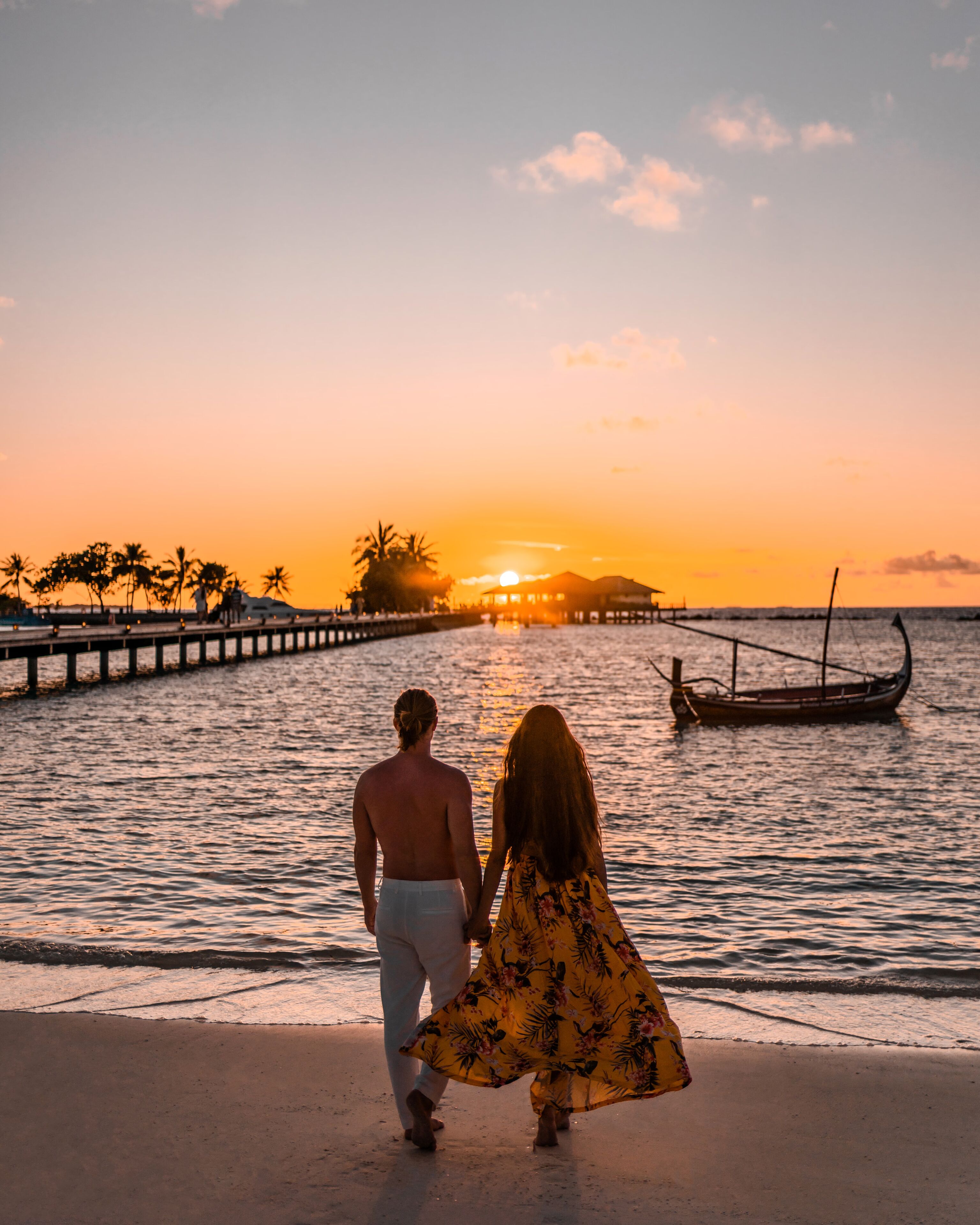 Villa Nautica Influencer Couple Watching Sunset At The Beach 4K Kopi
