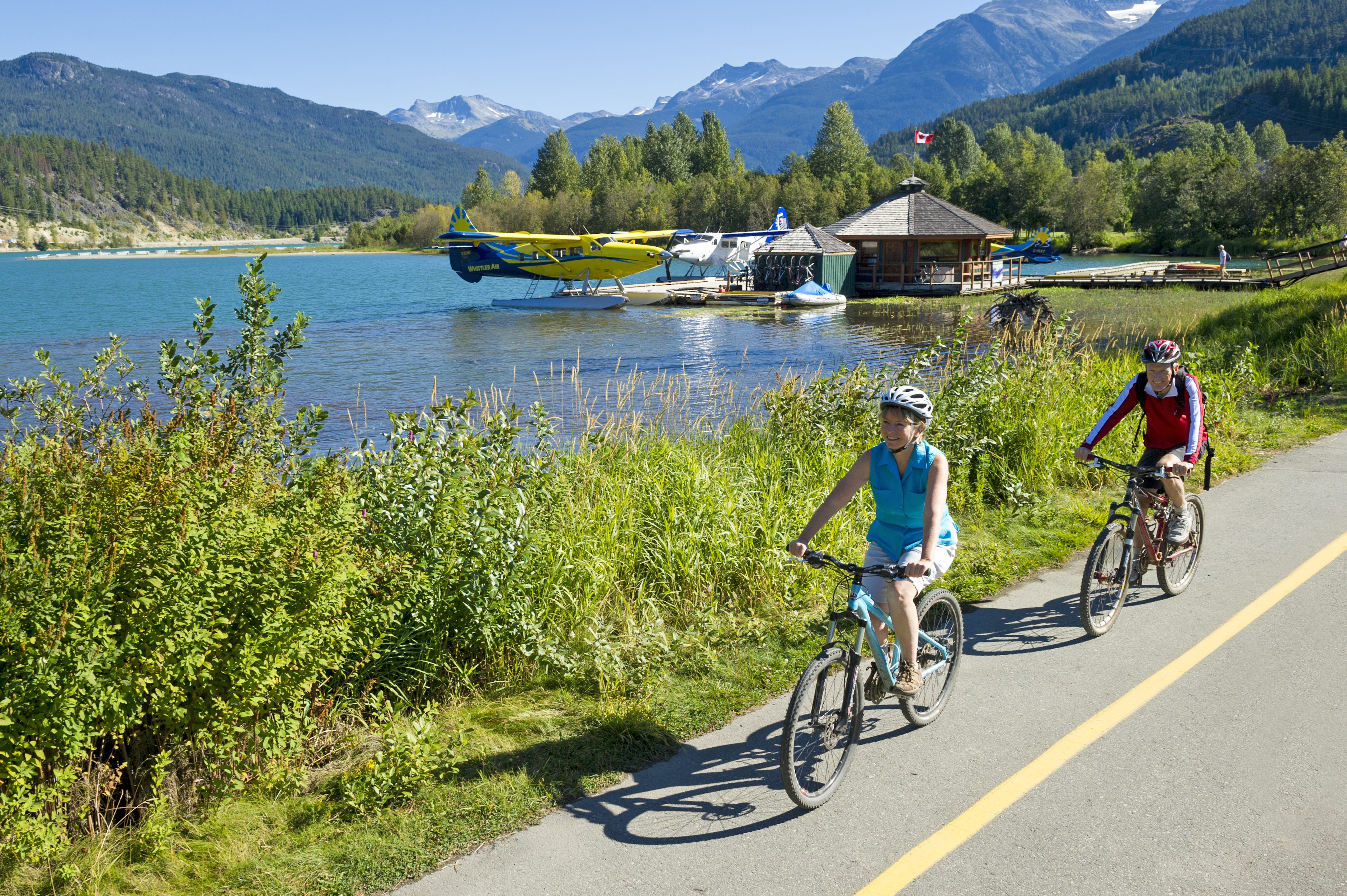 Foto Tourism Whistler - Mike Crane. A couple biking along the Valley Trail at Green Lake..jpg
