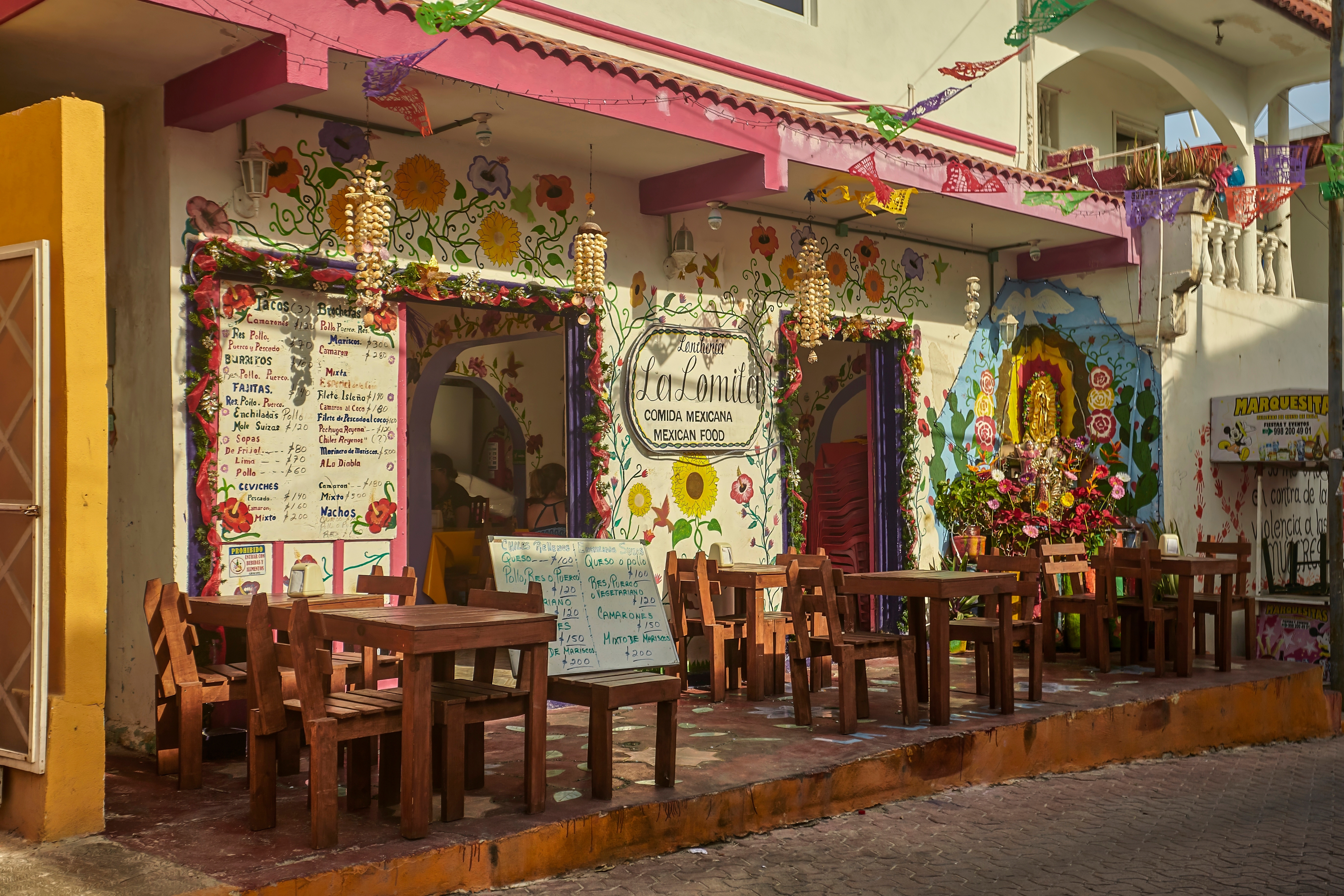 Shutterstock 2568582451 Isla Mujeres, Mexico 1. Januar 2025 Farverig Mexicansk Restaurant Med Lokal Kultur Og Traditioner I Isla Mujeres, Mexico