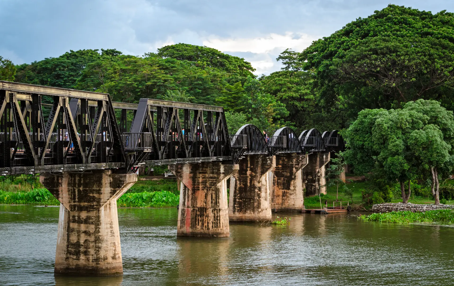 shutterstock_366913949 Kanchanaburi (Thailand), The Bridge on the River Kwai.jpg