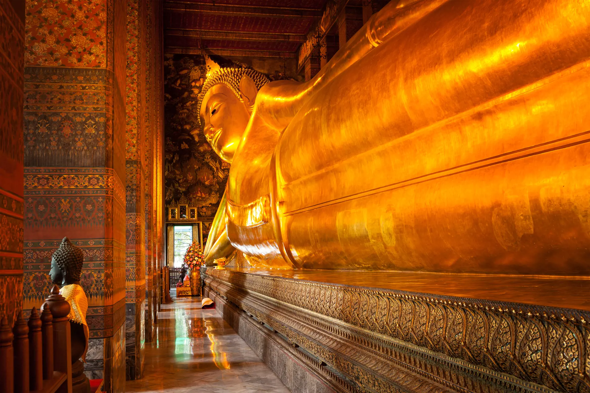 shutterstock_98302424 Reclining Buddha gold statue. Wat Pho, Bangkok, Thailand.jpg
