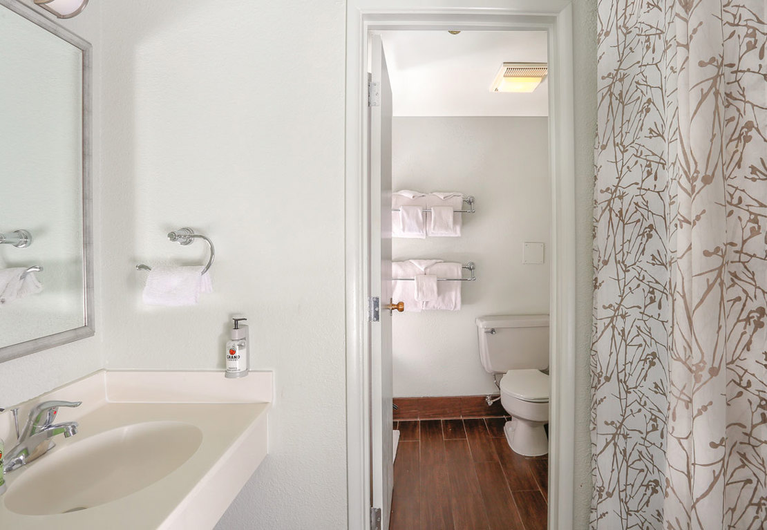 visitgrandcanyon-pg-yavapai-lodge-east-bathroom.jpg