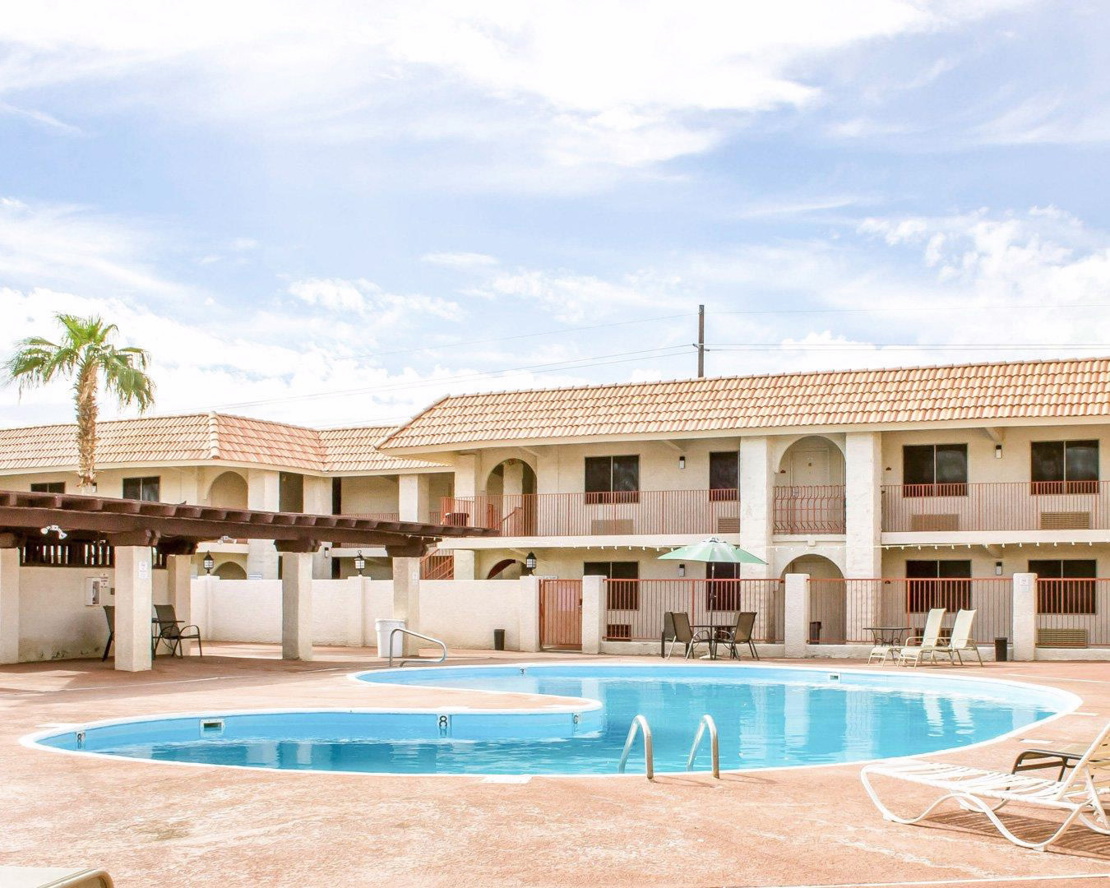 PoolCourtyard2.JPG
