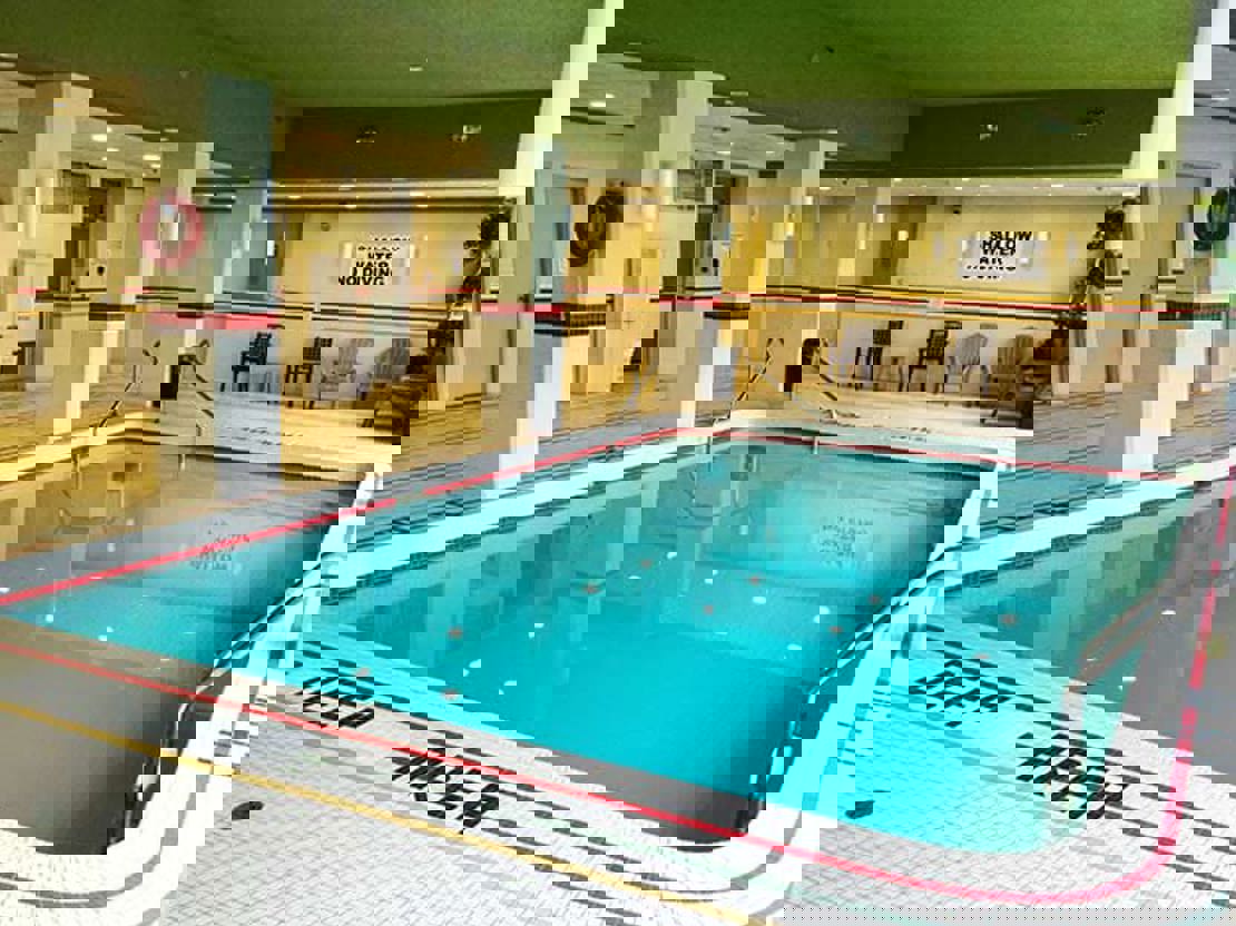 la-oakes-hotel-pool.jpg