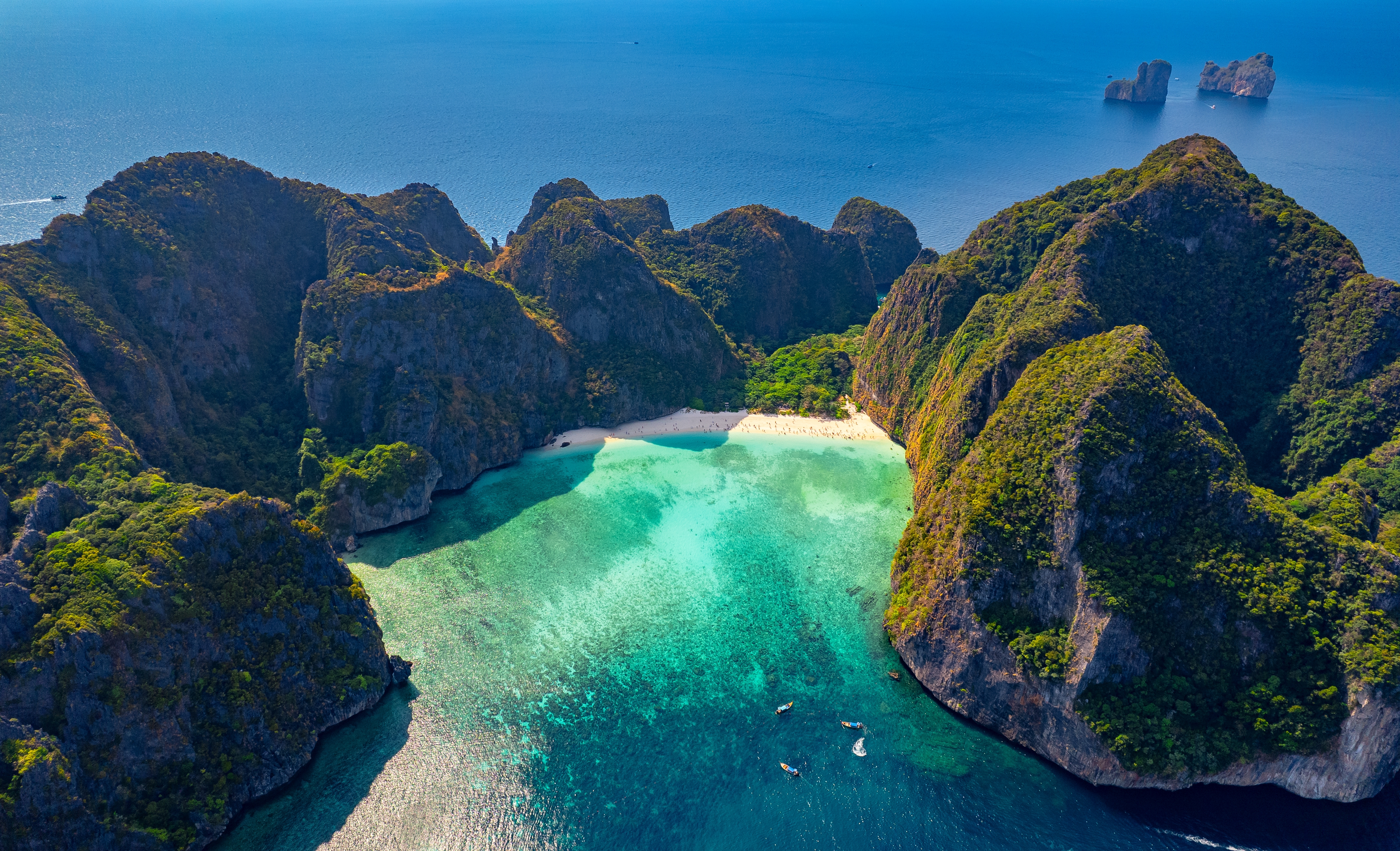 Shutterstock 2465722887