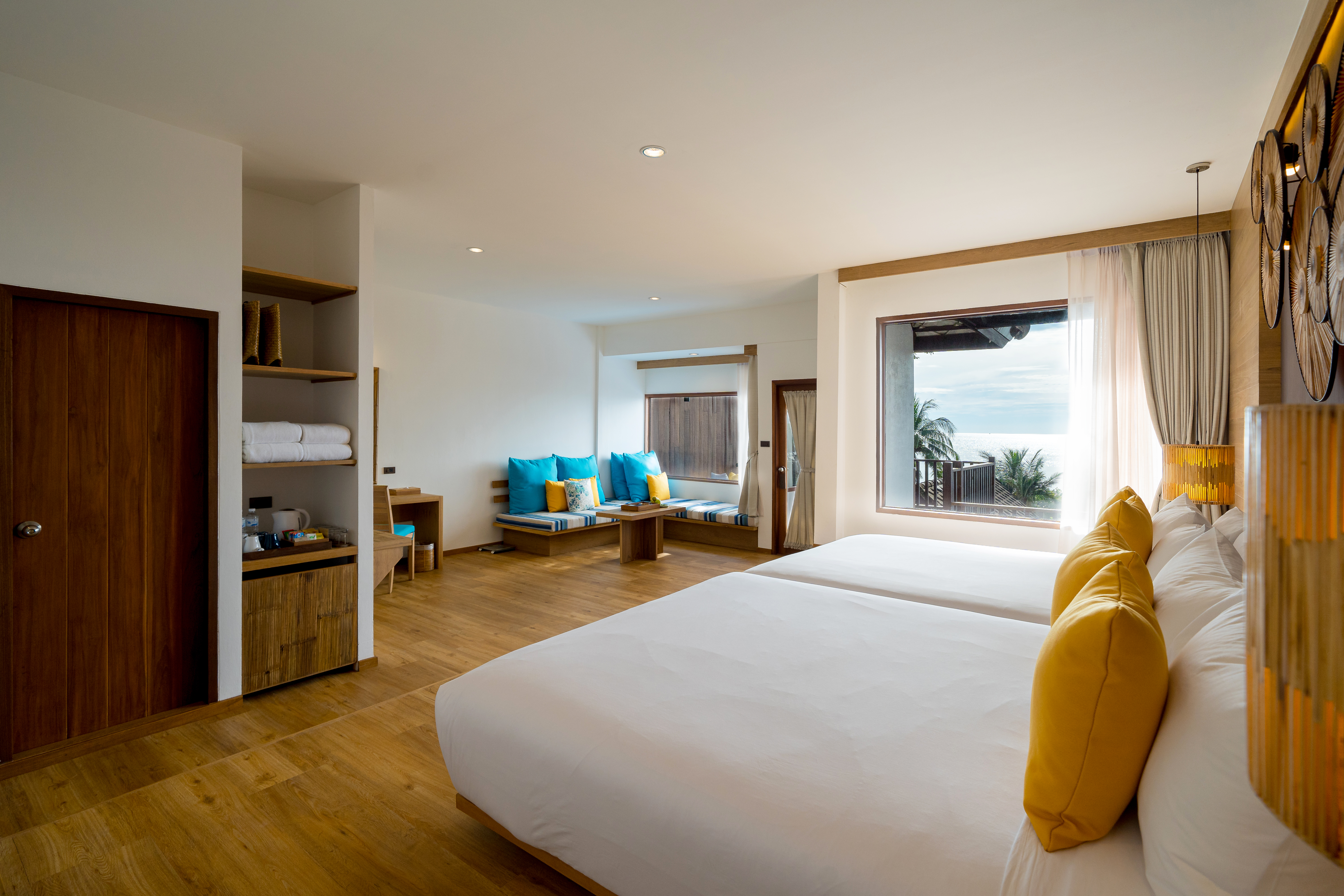 Family Hillside Bed & Sitting Area With View