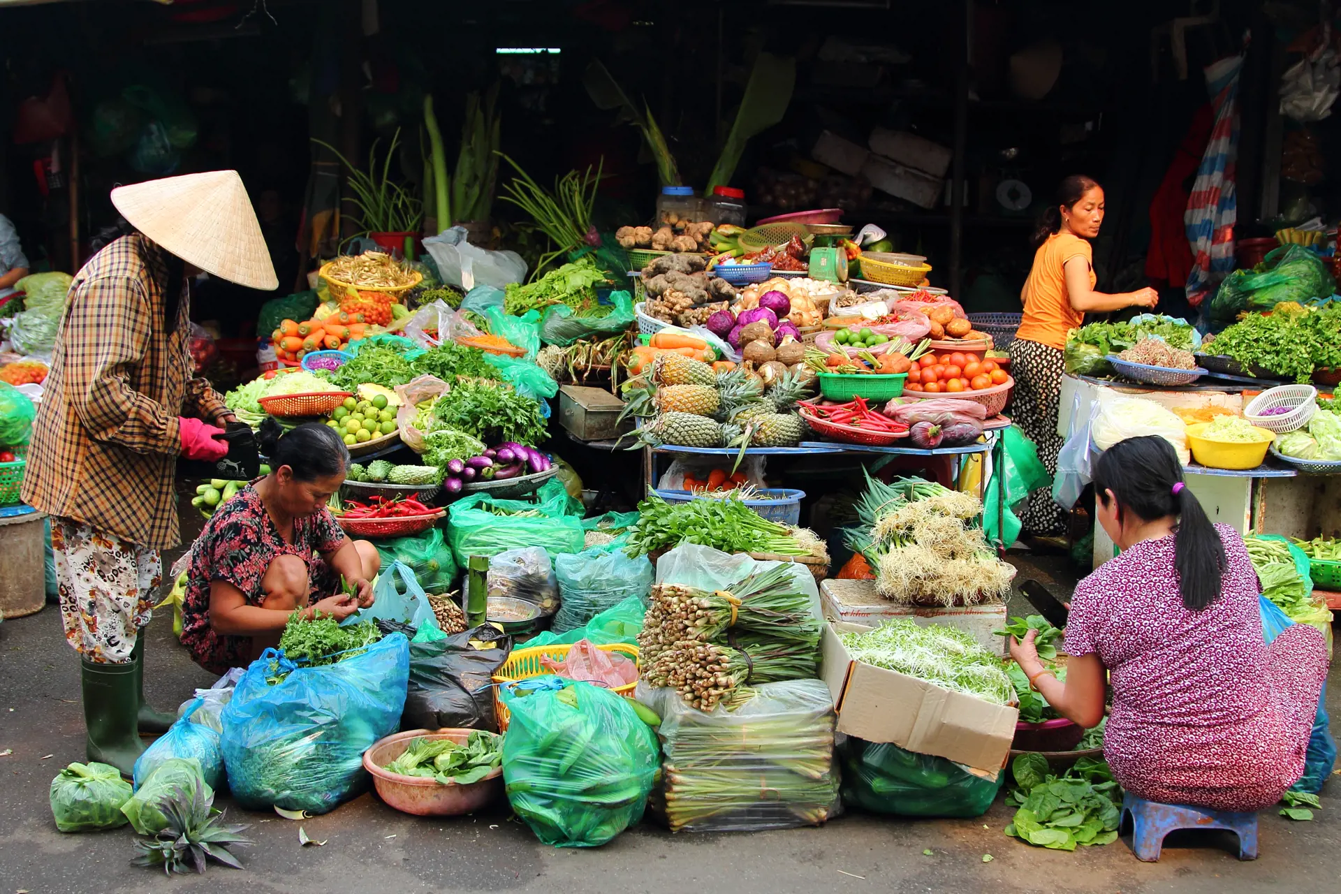 shutterstock_266182523  Vietnamese people buying and selling vegetables at Dong Ba market in Hue.jpg