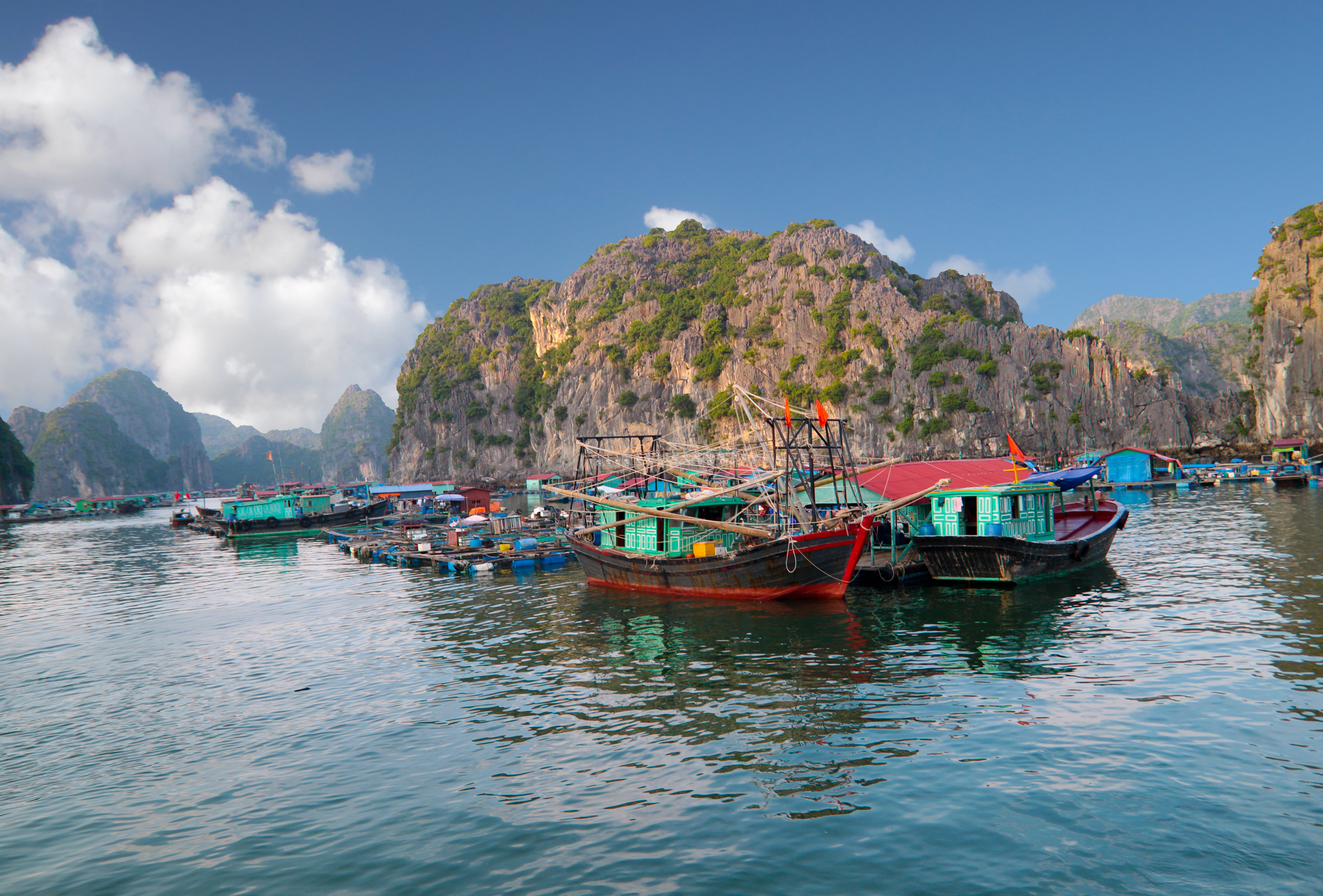 Fishermen village in Halong bay Vietnam  shutterstock_83152669.jpg