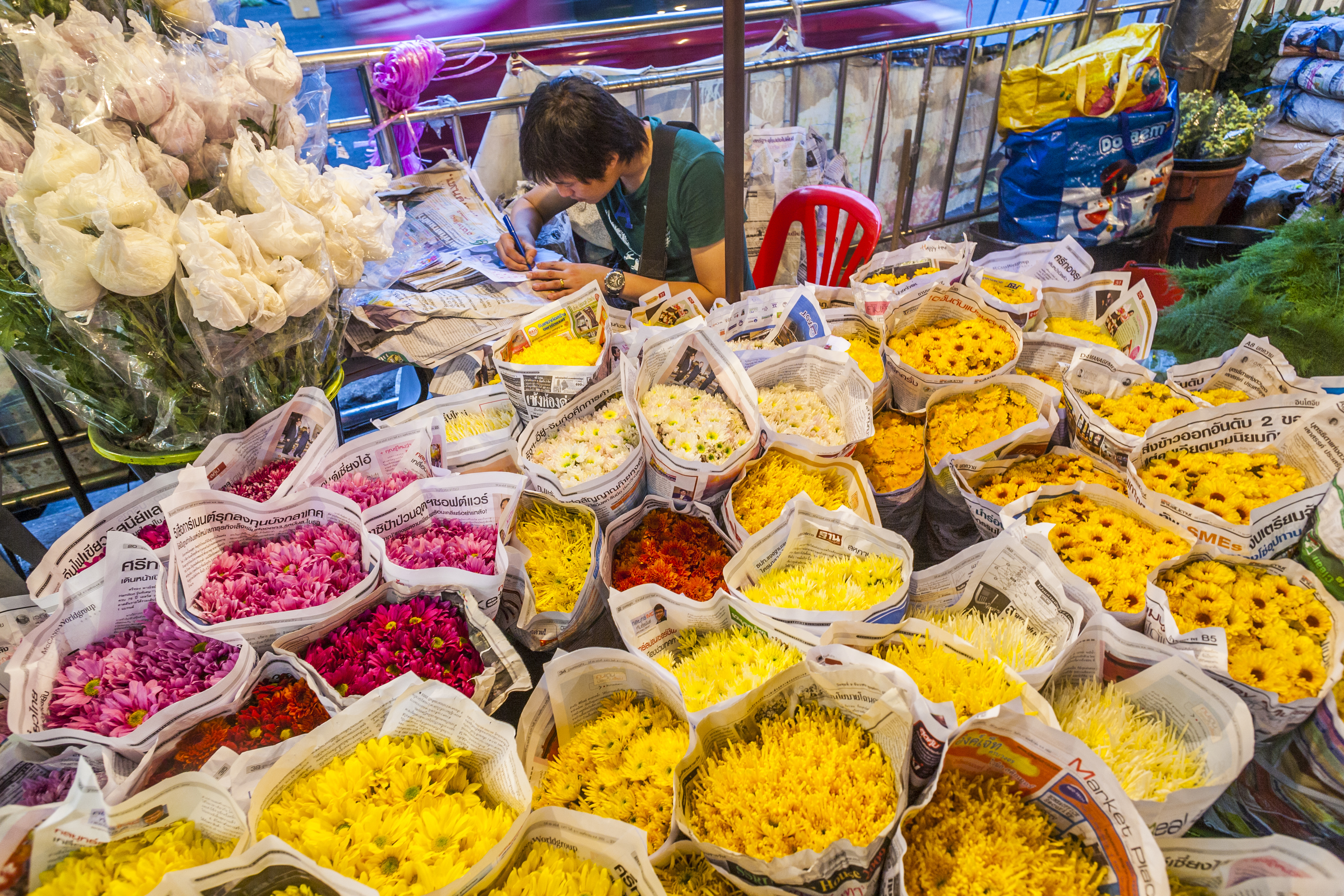 shutterstock_379409986 BANGKOK, -man sells  flowers at the flowermarket Pak Khlong Talat in Bangkok early morn.jpg