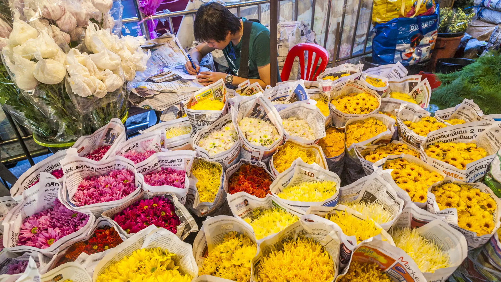 shutterstock_379409986 BANGKOK, -man sells  flowers at the flowermarket Pak Khlong Talat in Bangkok early morn.jpg