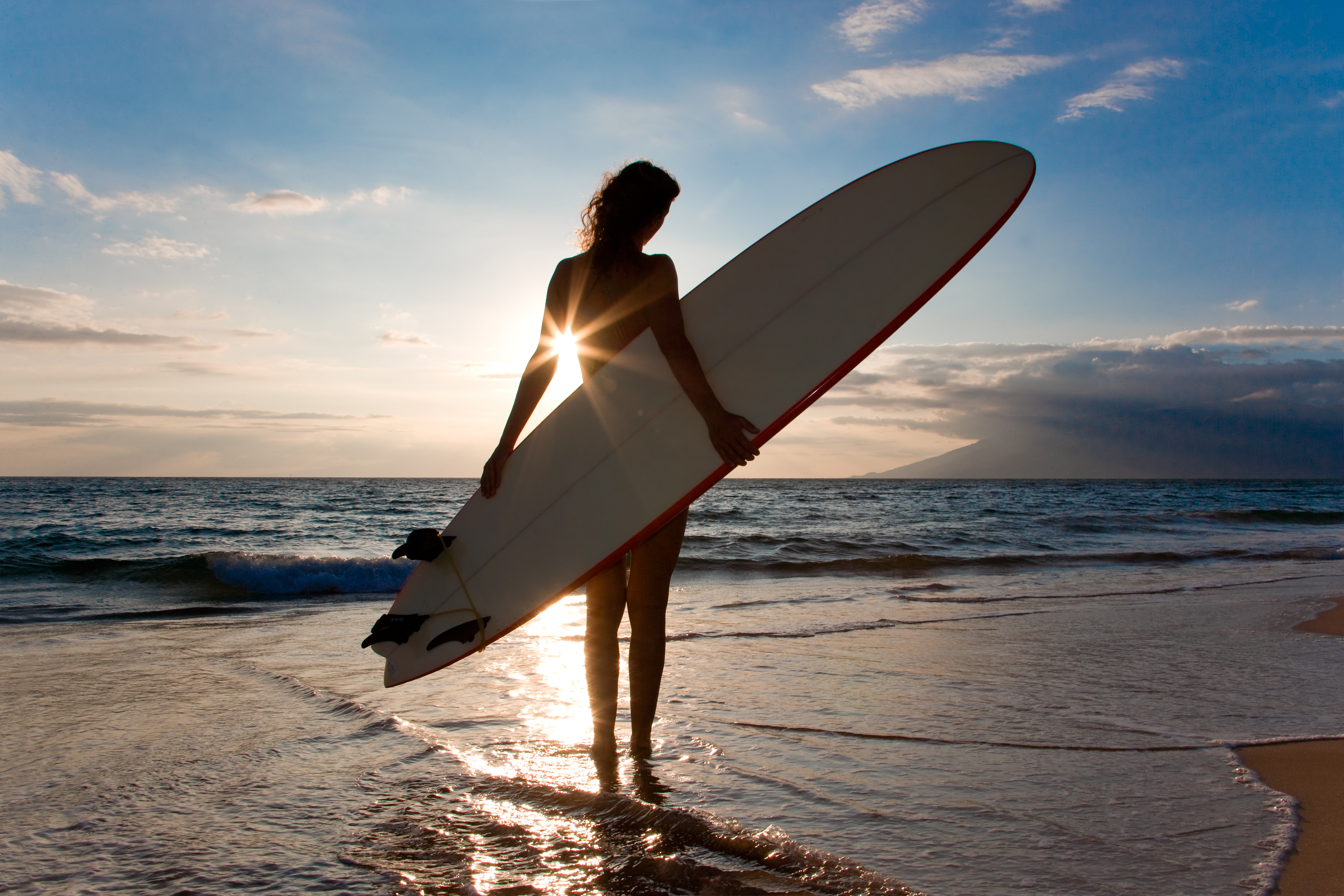 woman with surfboard and shinning sun light_34446031.jpg