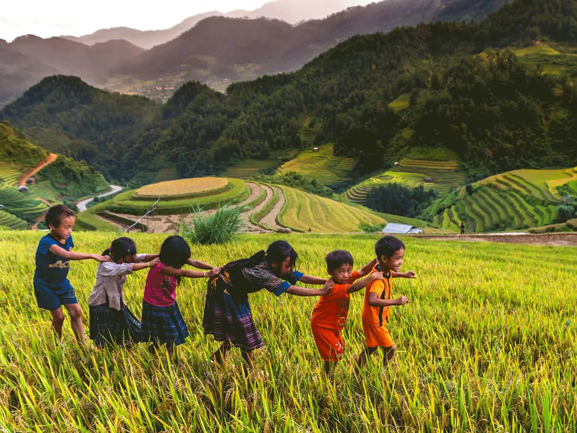 børn i rismarker mai chau.jpg