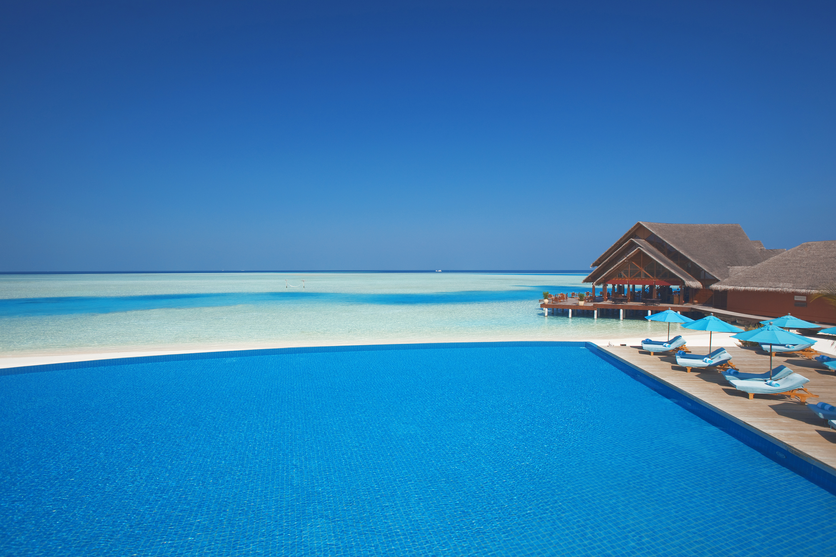 61834092-H1-Anantara_Dhigu_Infinity_Pool.jpg