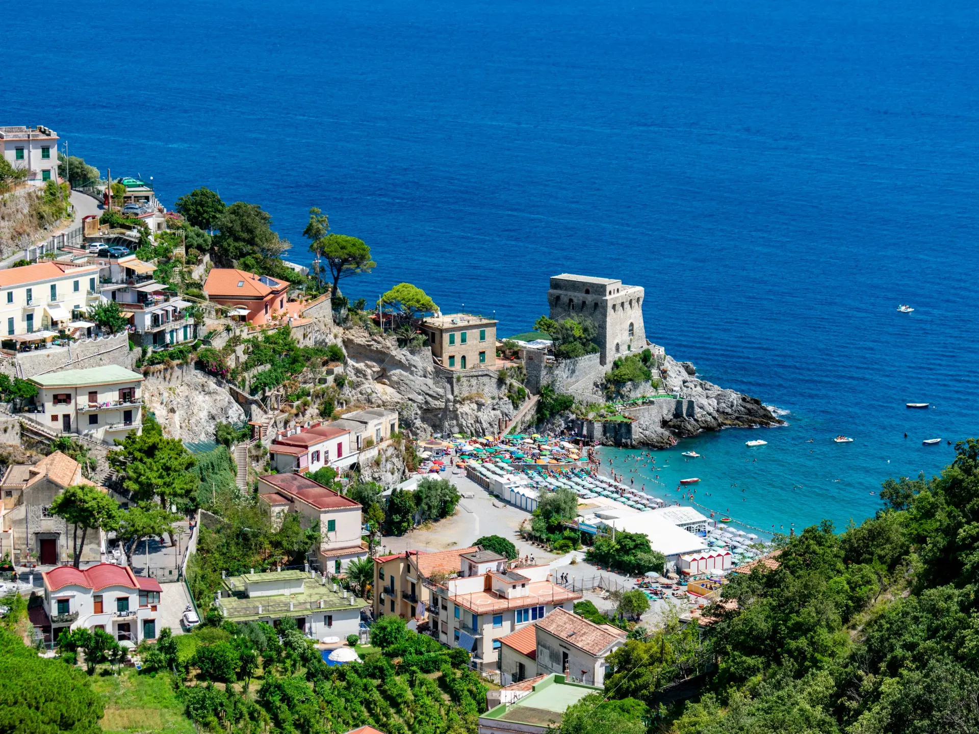 Cetara ligger kastet ind i en smal grøn klippesprække