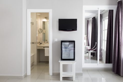 Vista Plaza Room (3)
