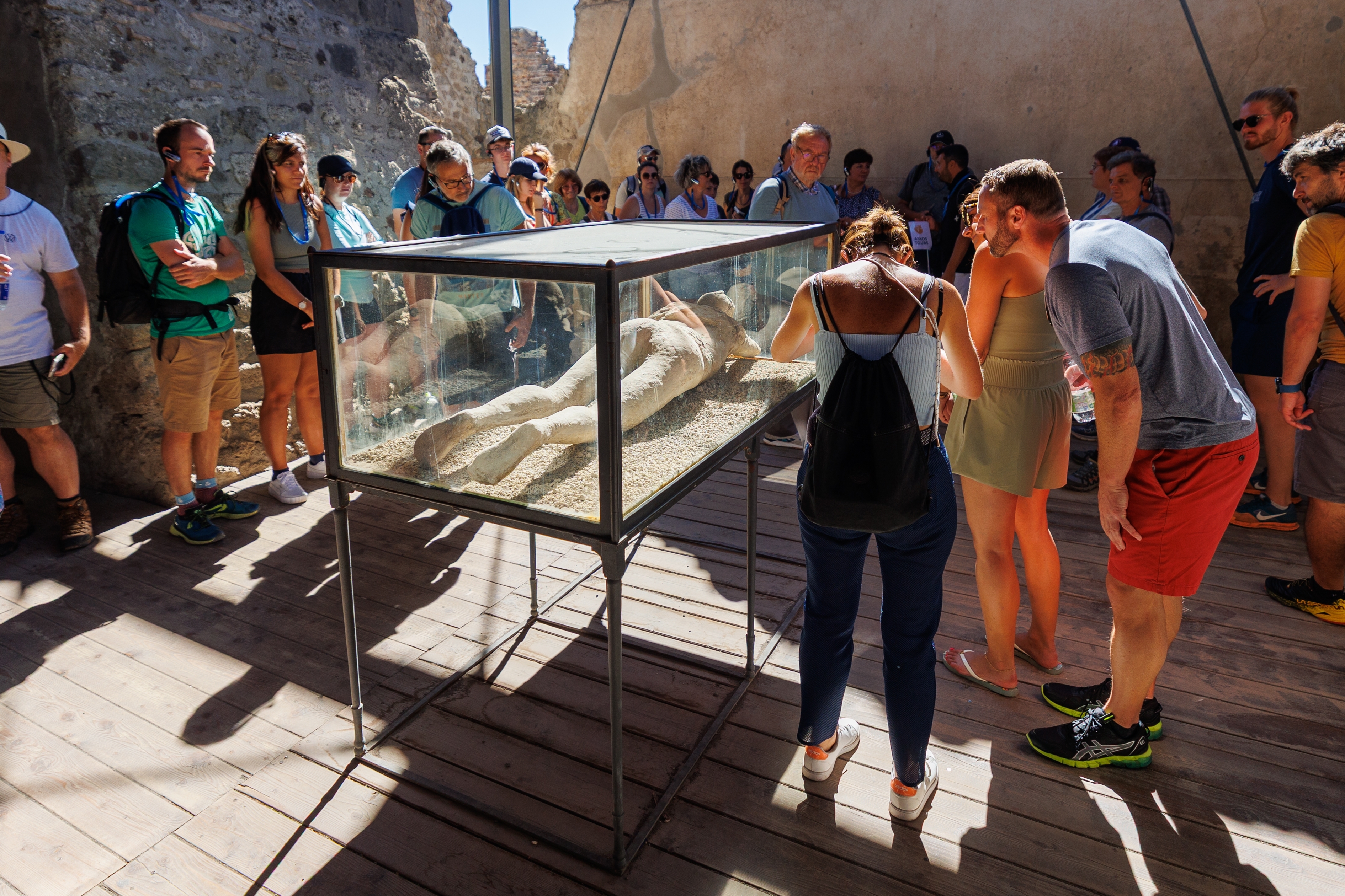 Shutterstock 2682373405 Pompeji, 18. September 2022. Turister Besøger Den Forstenede Menneskekrop I Mysteriernes Villa I Den Arkæologiske Park Pompeji I Syditalien