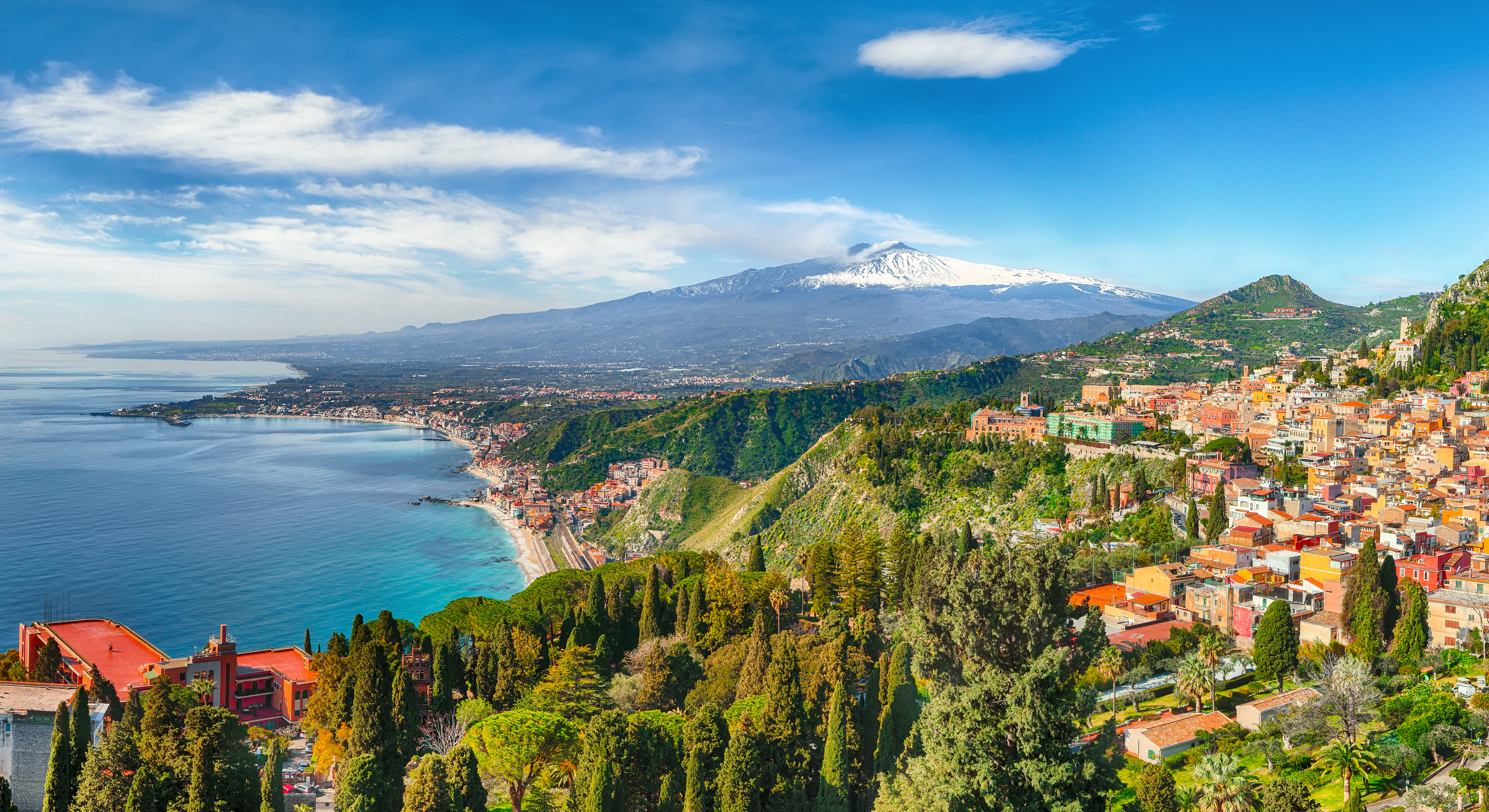 Taormina Med Etna I Baggrunden Shutterstock 1438333001