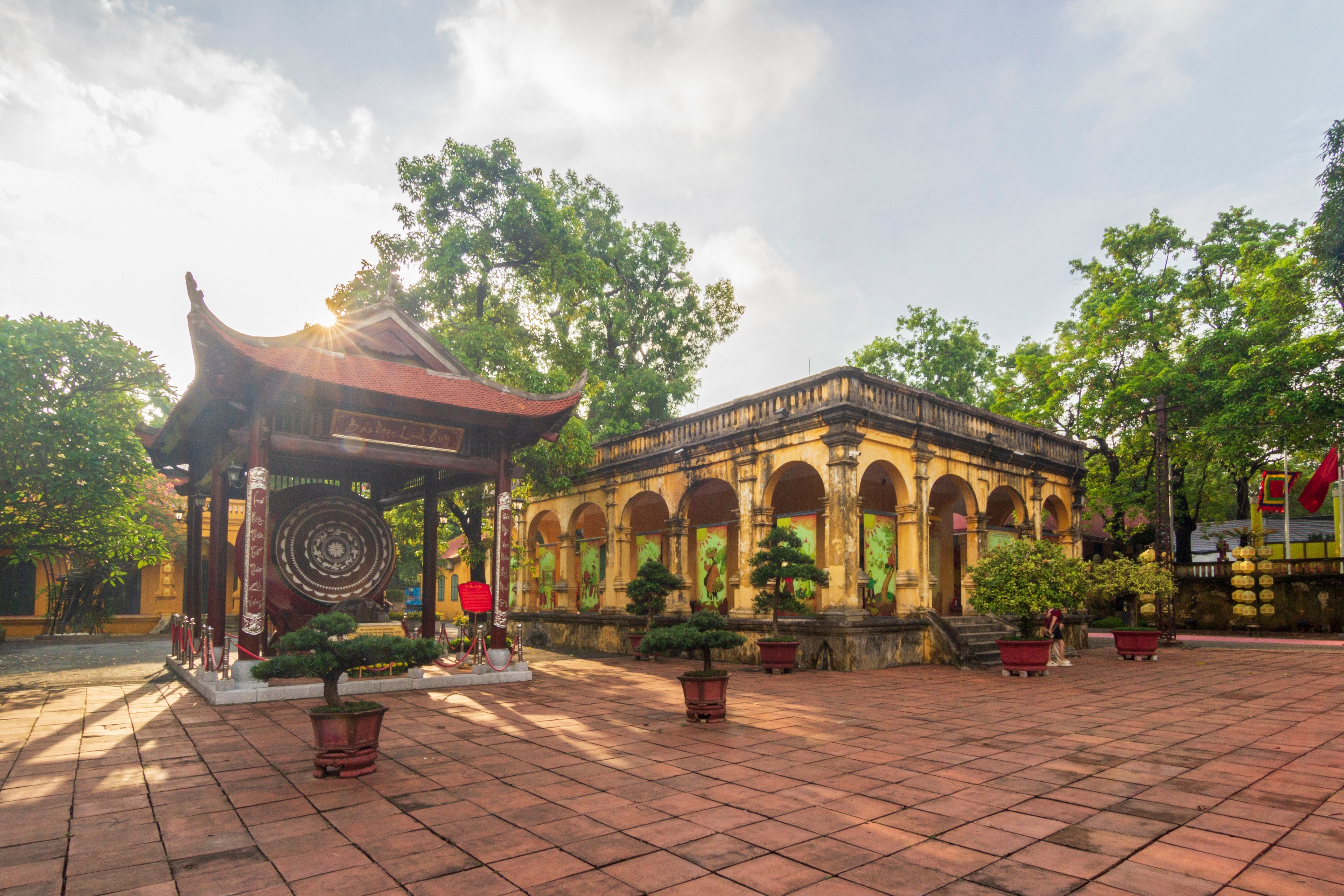 Courtyard Of Thang Long Imperial Citadel I Hanoi, Vietnam, Byder På Gamle Gule Bygninger, Traditionel Trommepavillon Og Levende Kulturarv Shutterstock 2676998953
