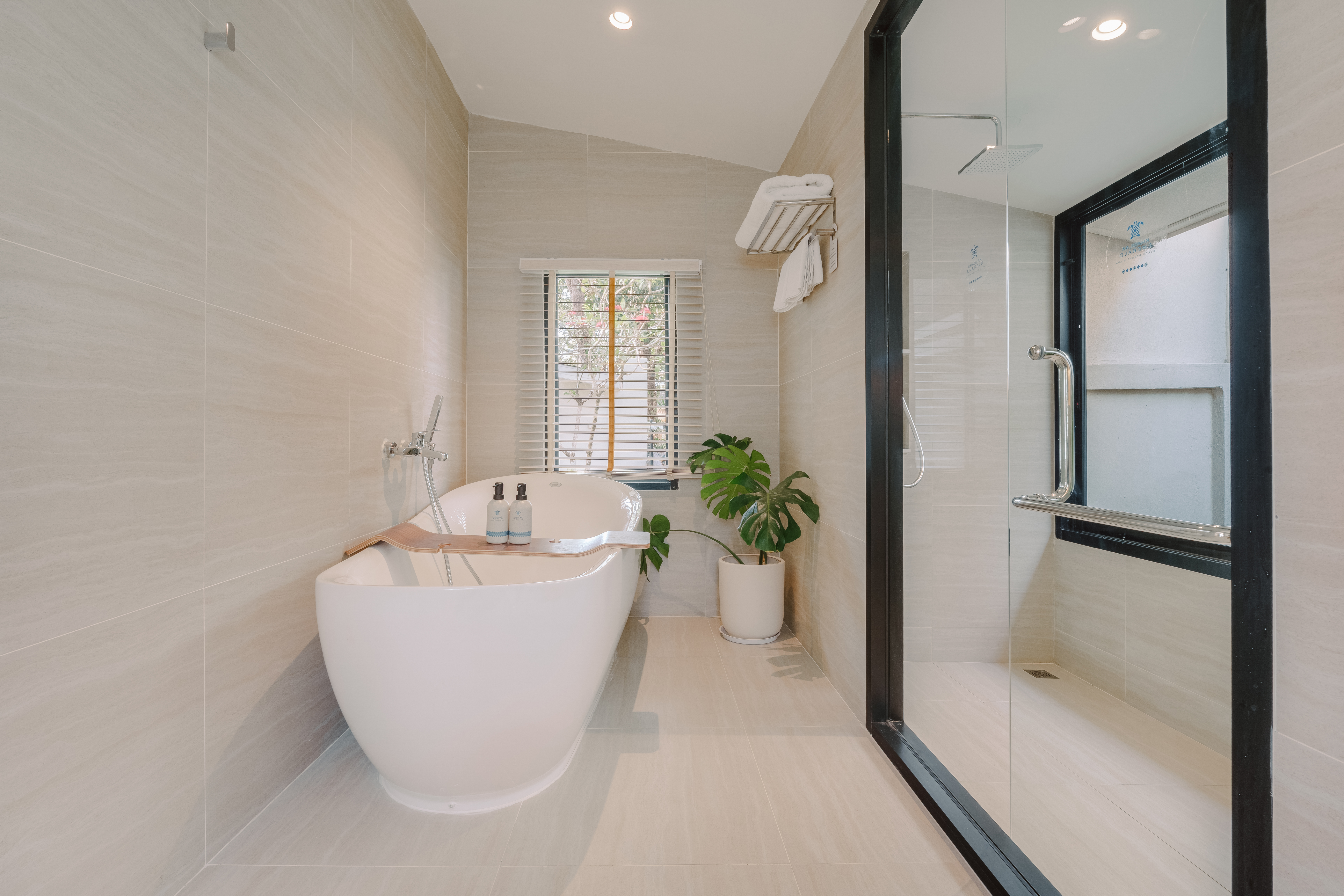 03. Beachfront Villa Bathtub