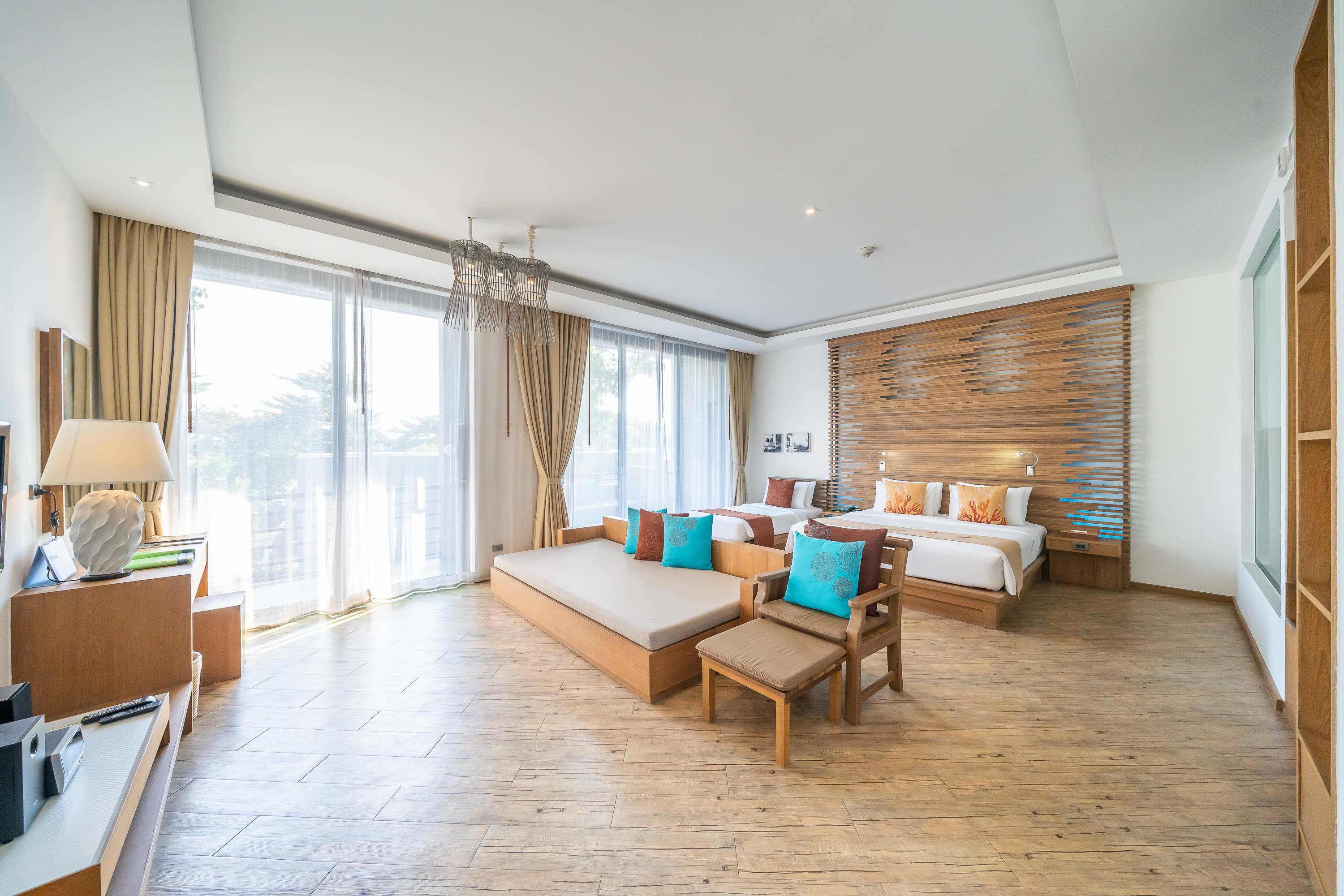 Family Room Bed & Sitting Area 2