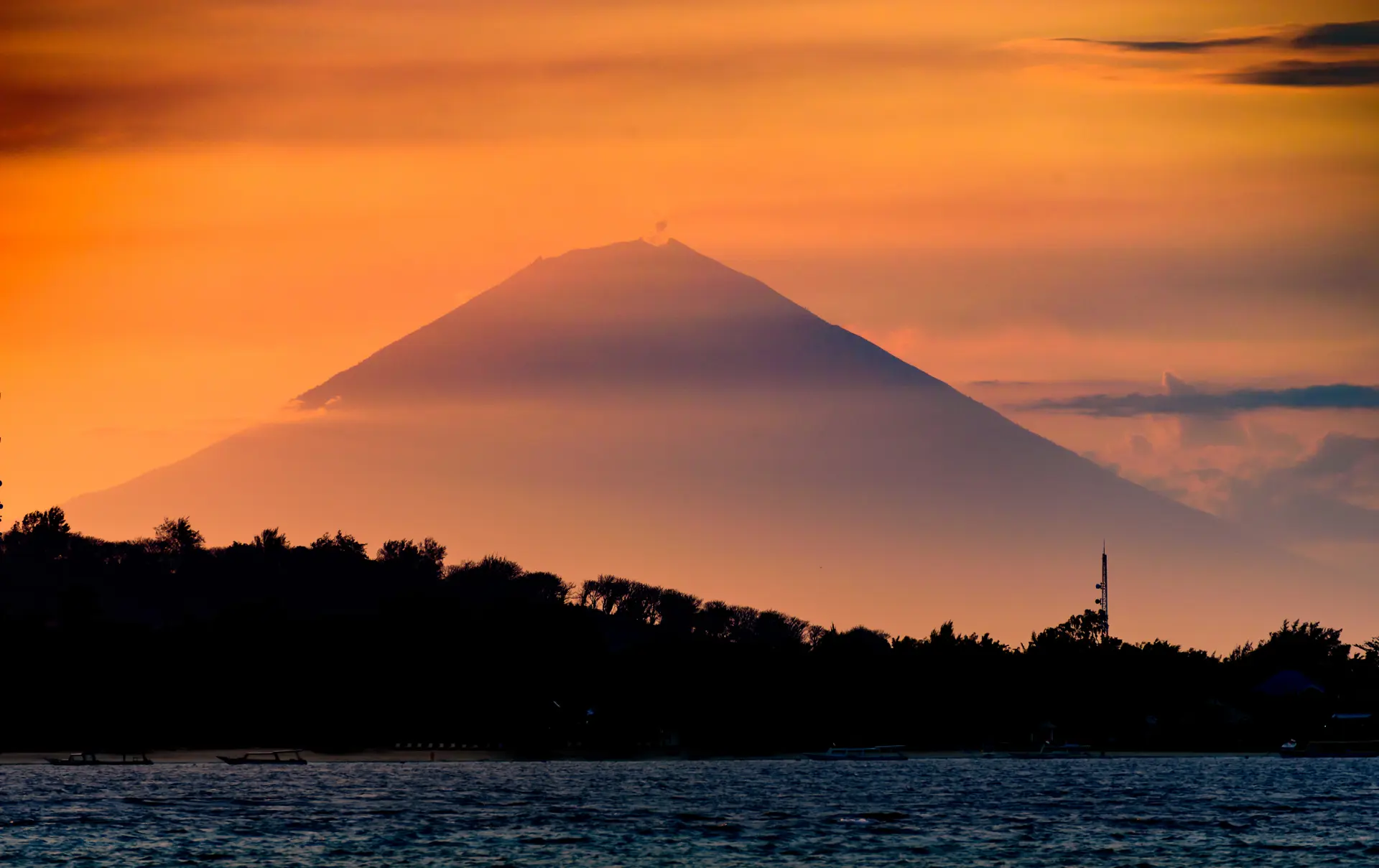 Gunung Agung Set Fra Gili Shutterstock 1059086396
