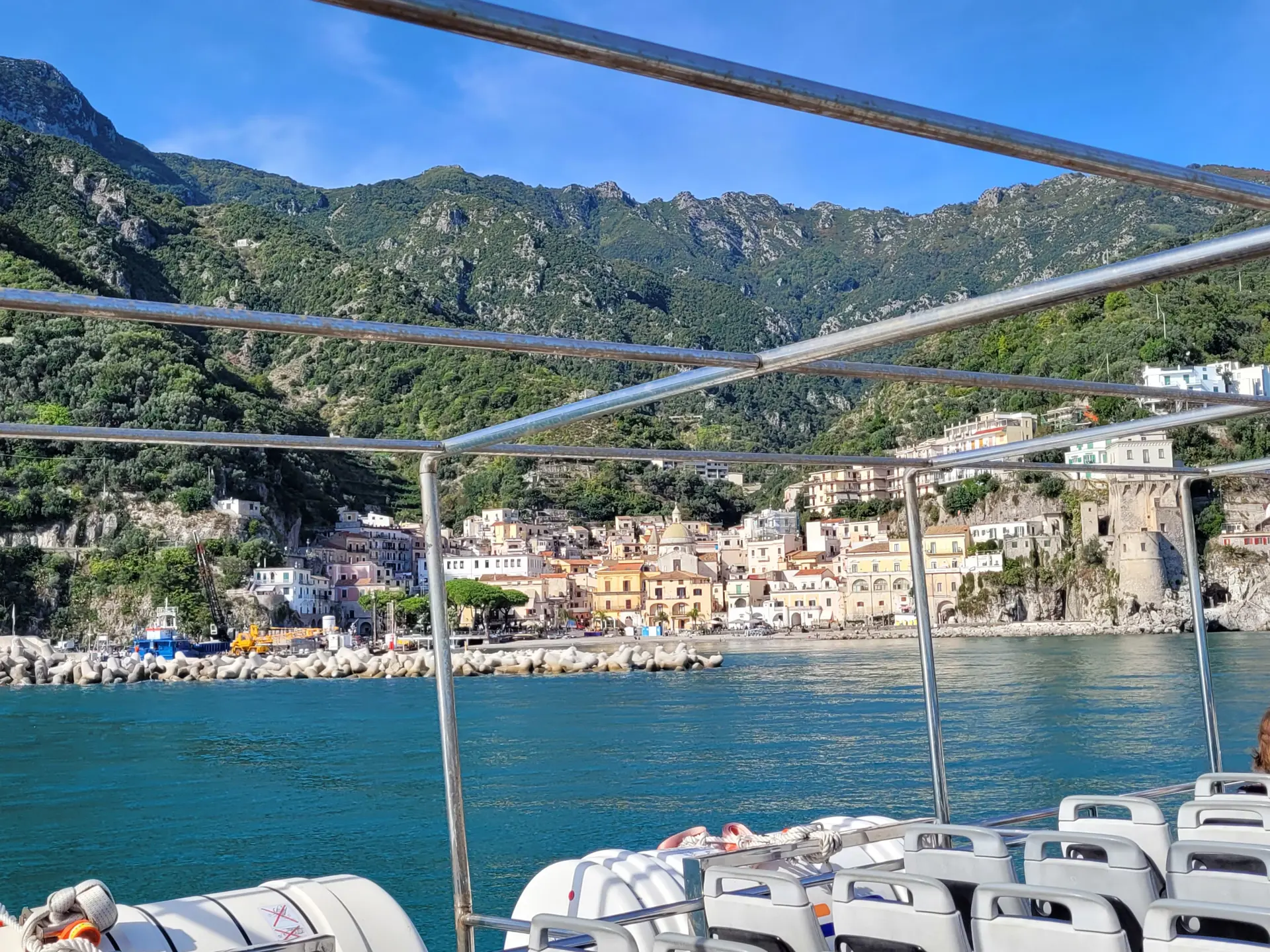 Med kystbåden på vej ind til Cetara