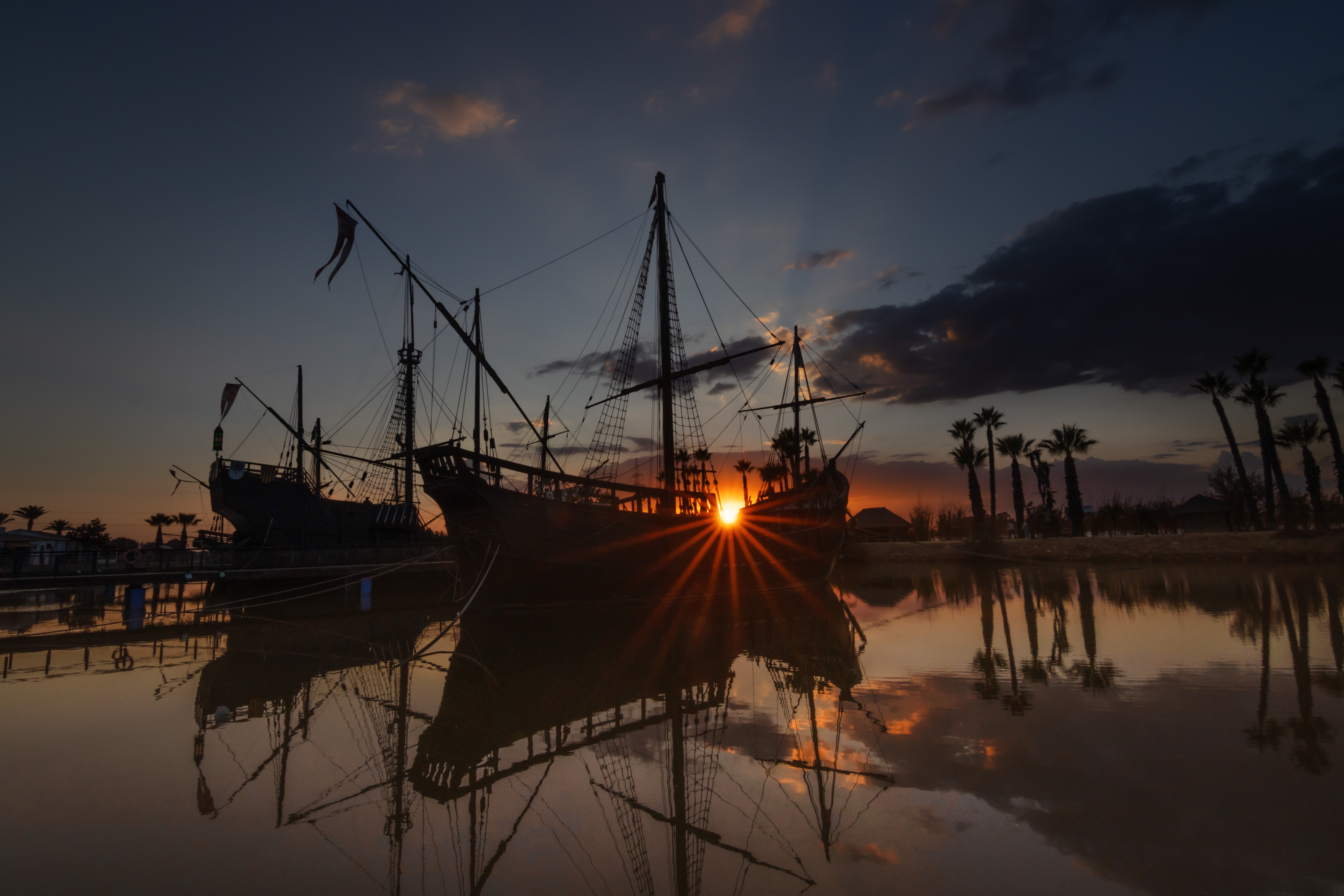 Solnedgang Over Kopier Af Christopher Columbus' Skibe Ved Muelle De Las Carabelas, Huelva, Spanien Shutterstock 2743179403