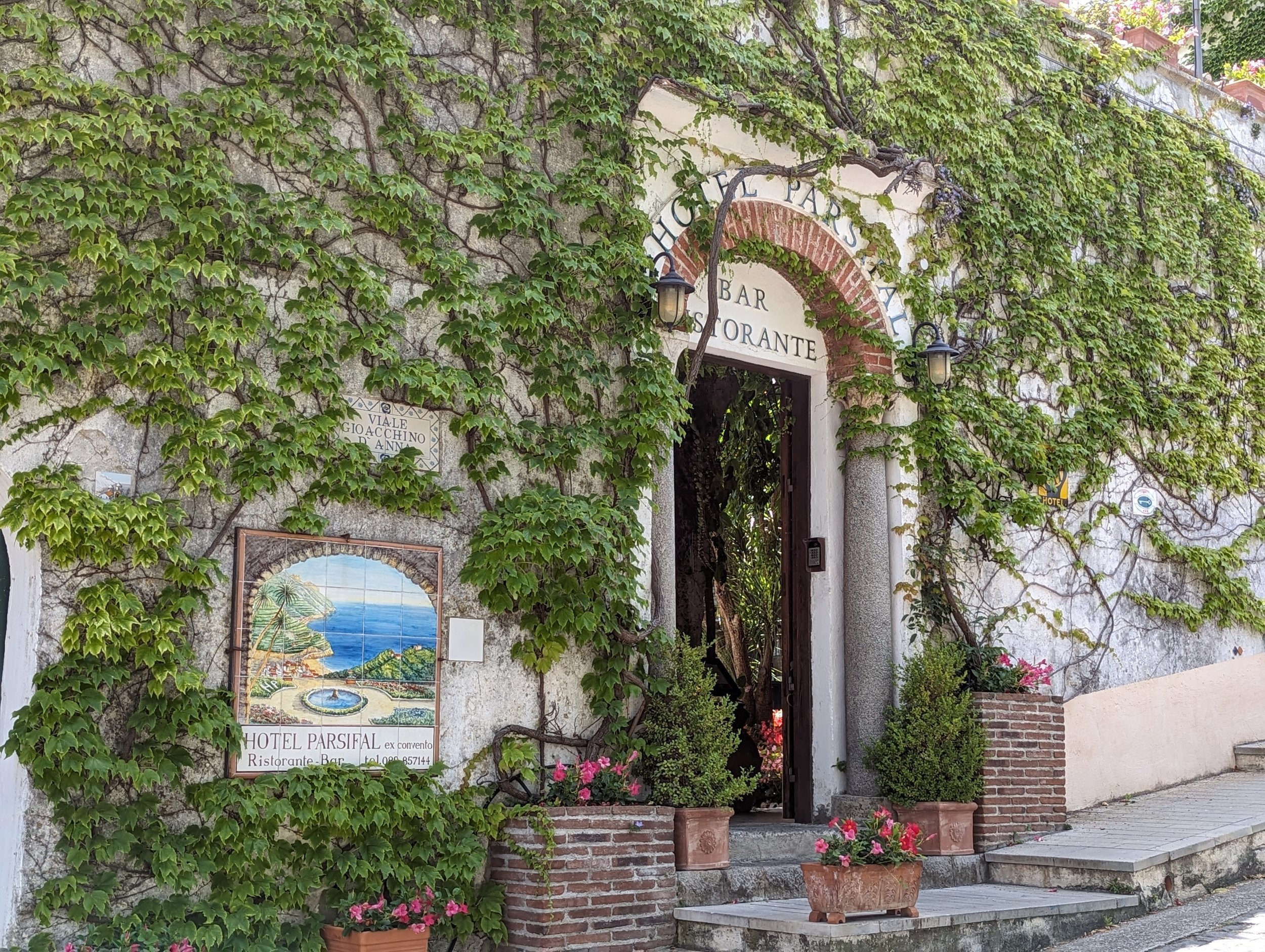 Porten ind til Hotel Parsifal