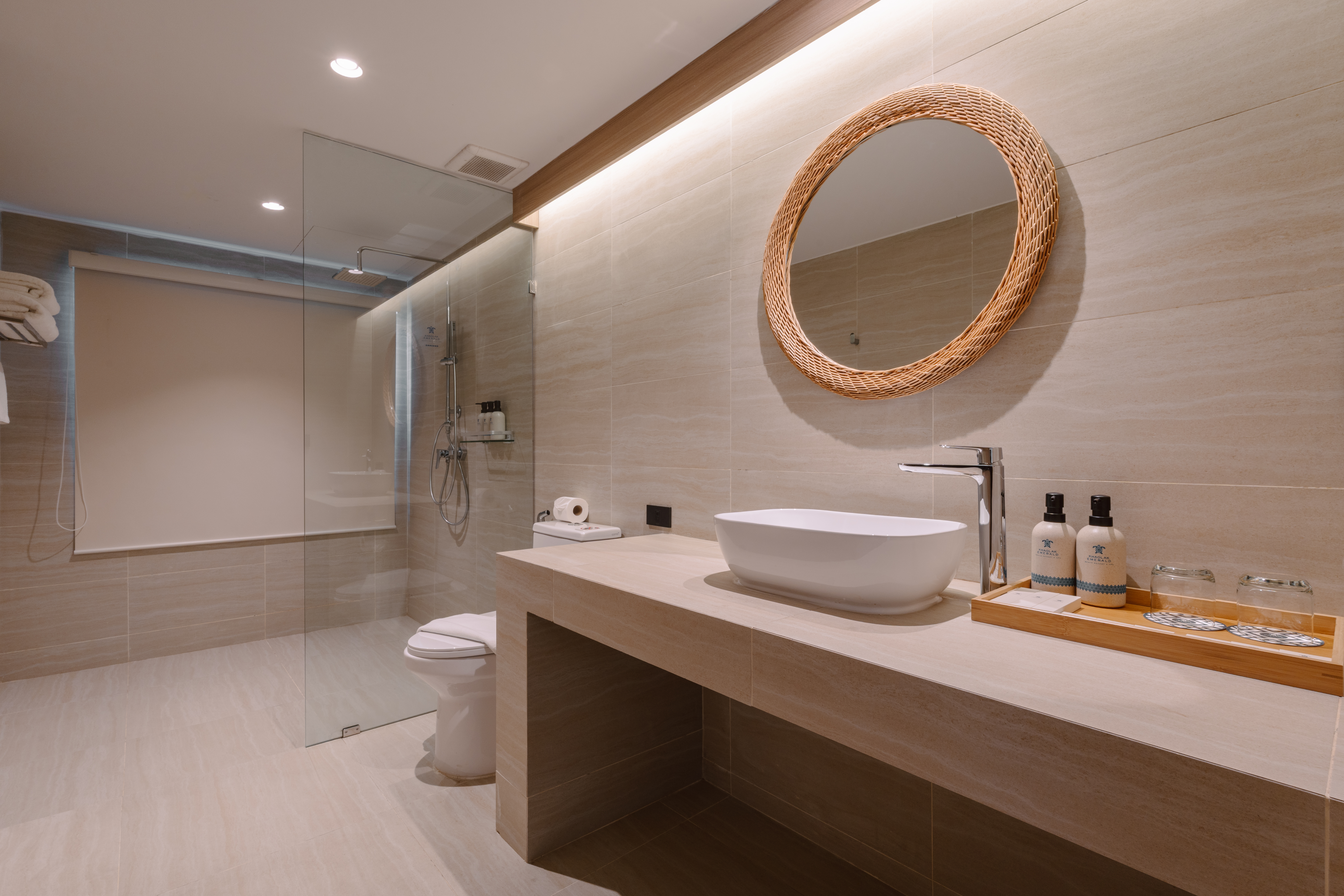 06. Deluxe Room Bathroom