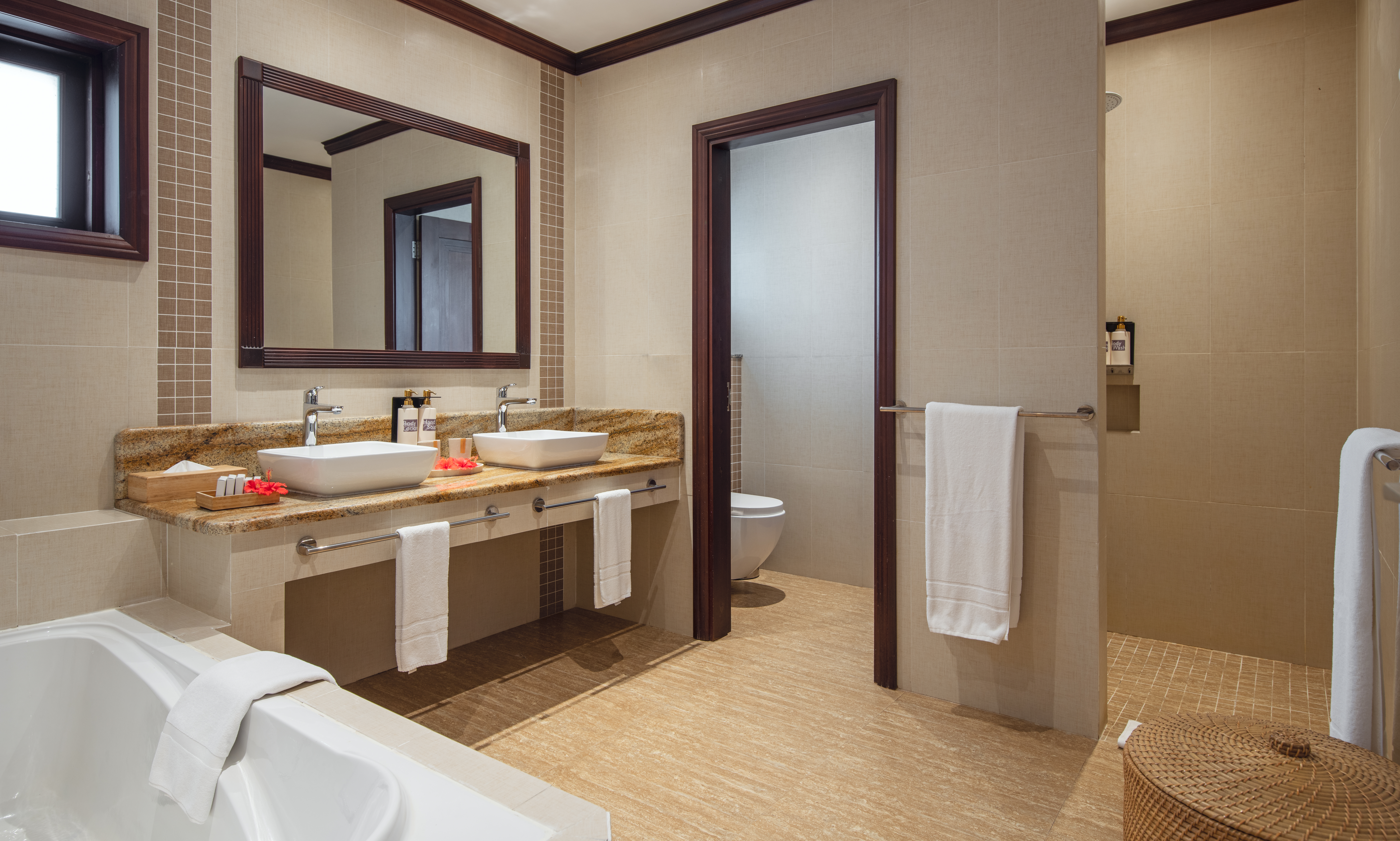 Deluxe Bathroom1