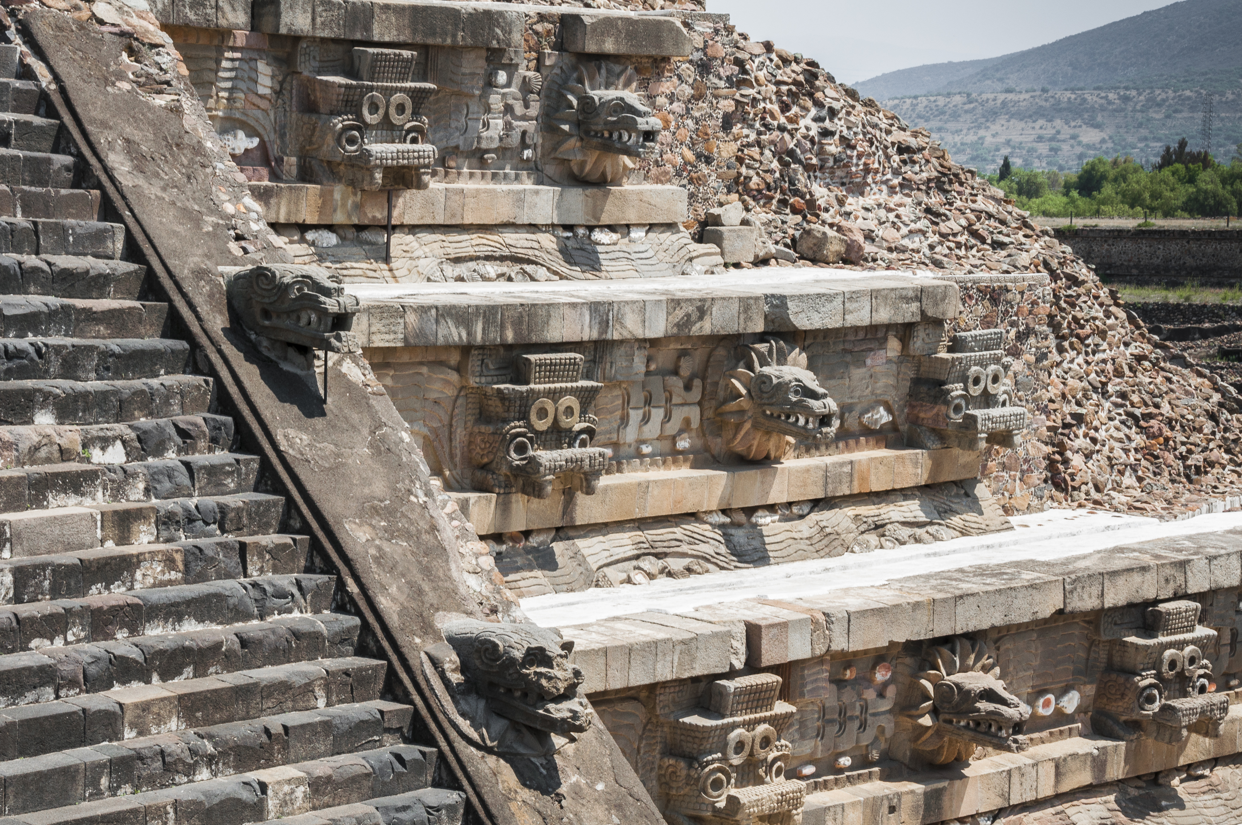 Quetzalcoatl-templet i Teotihuacán med udskårne slangemasker