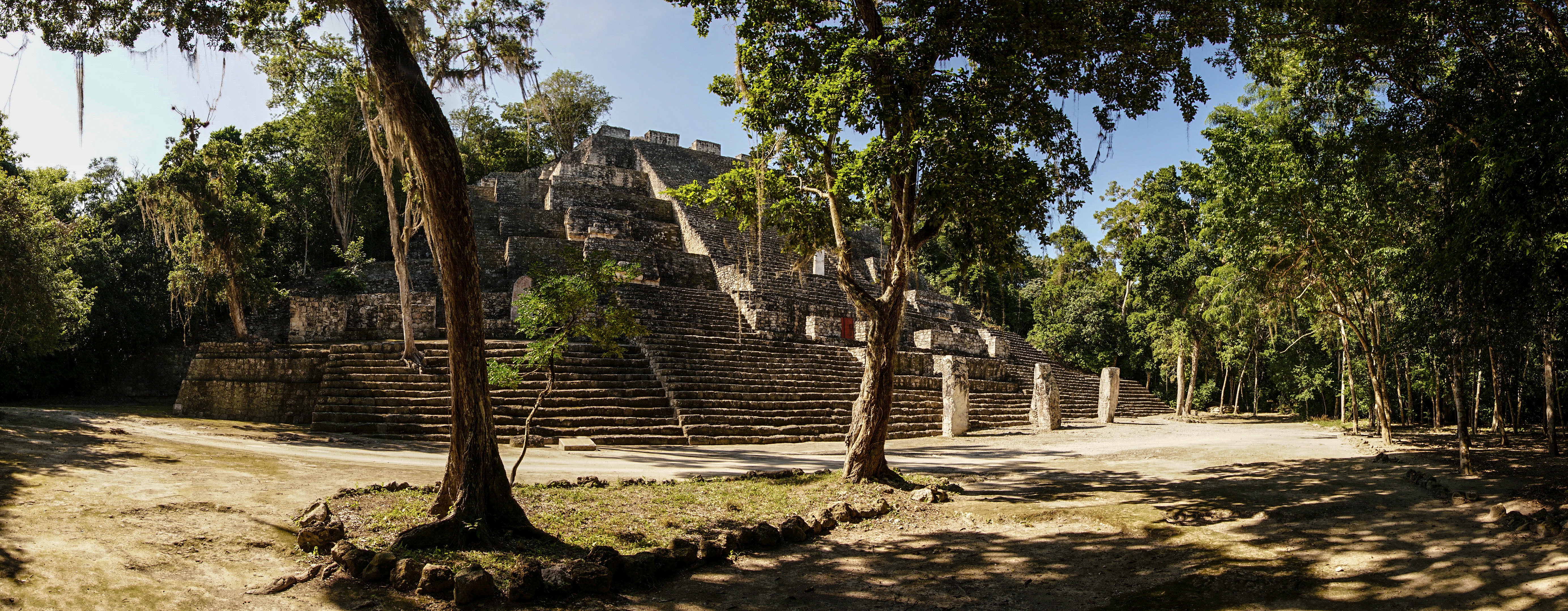 Mayaruiner i Calakmul omgivet af tæt jungle i det sydlige Mexico