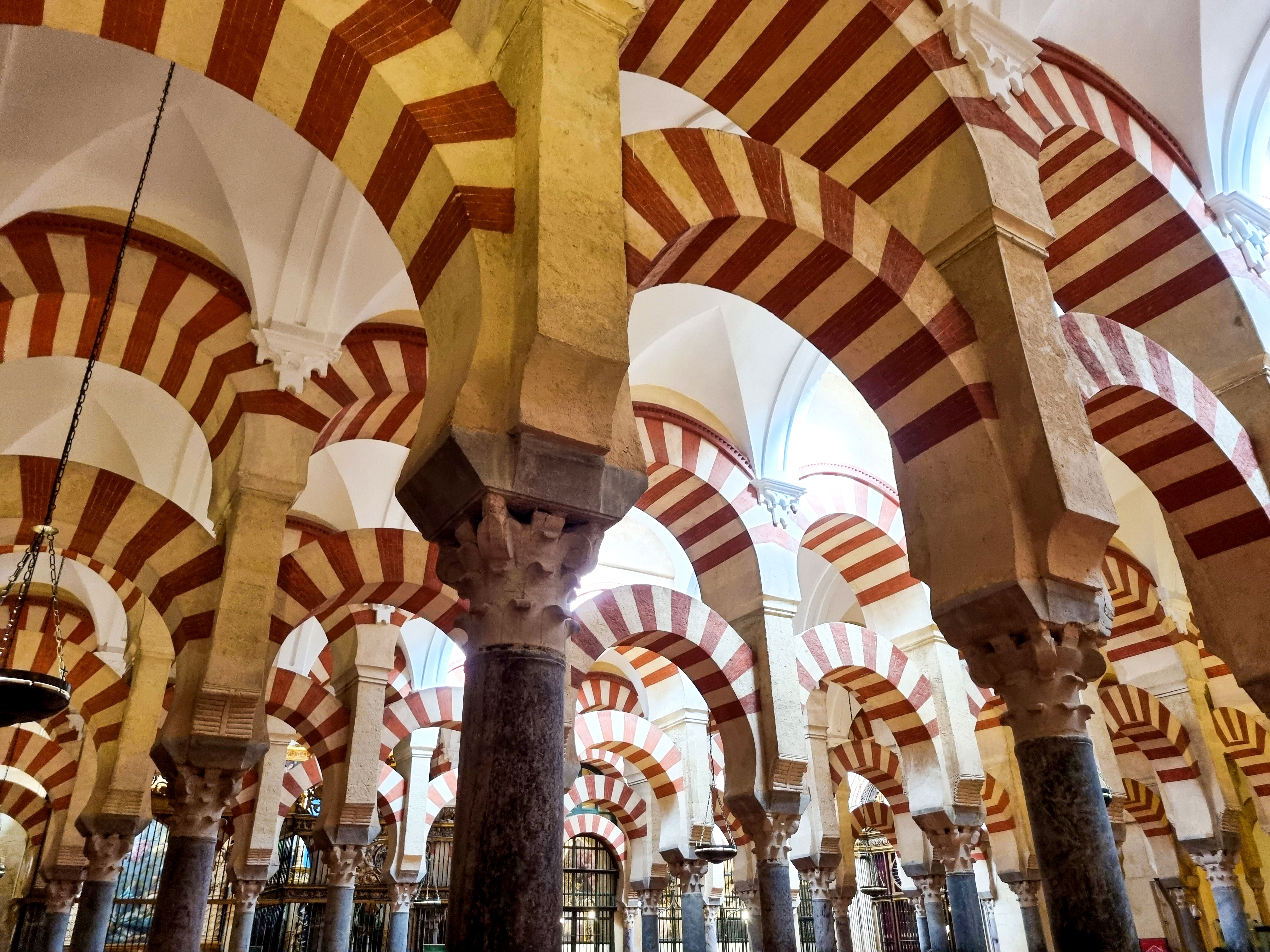 Panorama Over Søjler Og Buer I Moskeen I Cordoba Shutterstock 2584895827